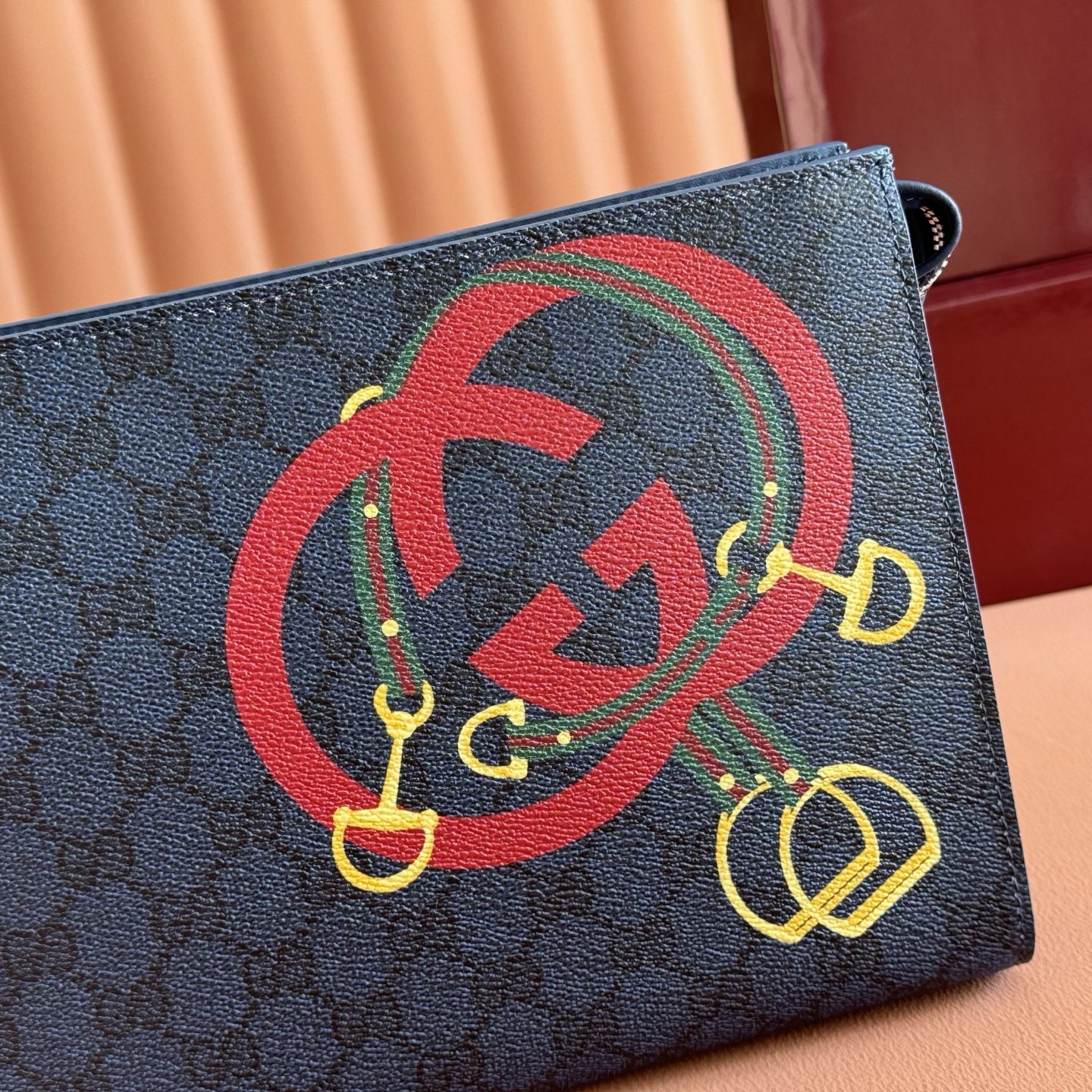 【原單】GUCCI 新年系列互扣式馬鐙印花手拿袋