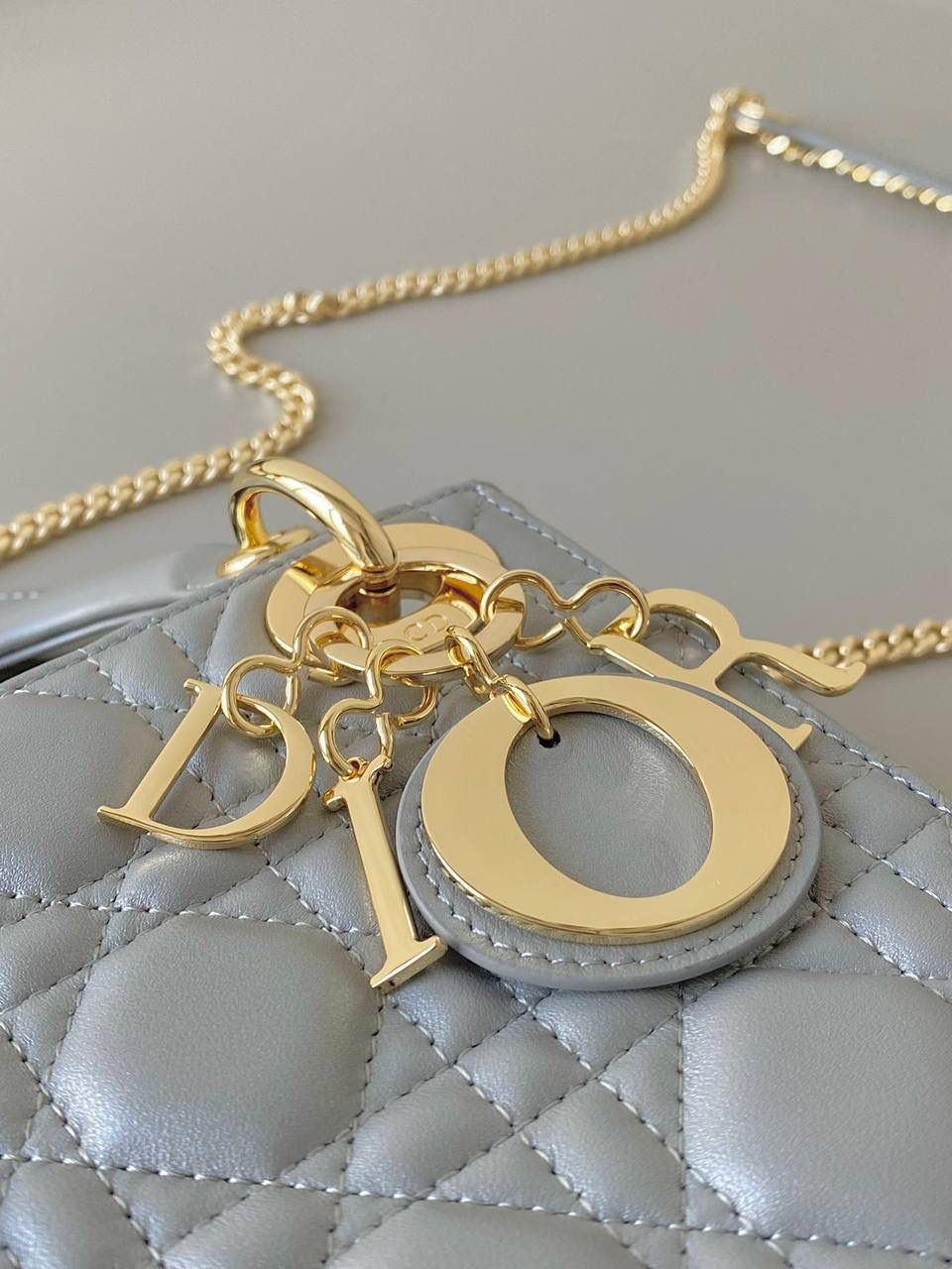 珠光灰🌟 𝗗𝗜𝗢𝗥 𝗟𝗮𝗱𝘆羊皮三格金扣 在经典款中必有珠光系列的一席之地 微微泛着的珠光，简直太太太太美了啊😍 一年四季爆卖，老客每天都在补单 细腻柔软质感不是普通包包可以比的 进口原厂羊皮➕全钢五金，终极版 （标配两条肩带） size：17cm