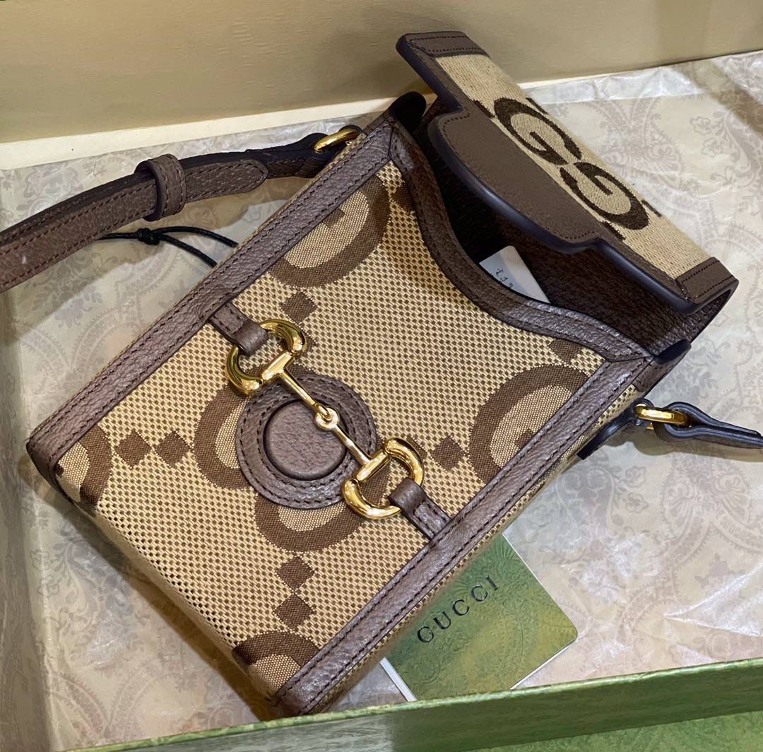 ✈️✈️✈️ 𝗛𝗼𝗿𝘀𝗲𝗯𝗶𝘁 1955 手机包🔥 # ▫️型号：625615 ▫️尺寸：17*11.5*4cm 🗯1955马衔扣热度依旧不减～潮流代代更新，小巧玲珑的长方形盒子手机包，包型硬挺 正面装饰马衔扣，肩带可调节.简单精致 容量刚好放下手机以为还可以满足你出门的小物件、爱了😘758690