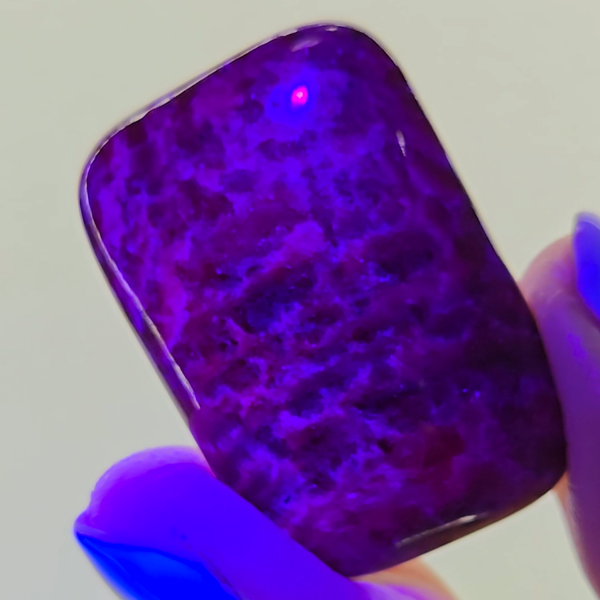 Ruby cabochon with marbling and UV reaction - RBY117
