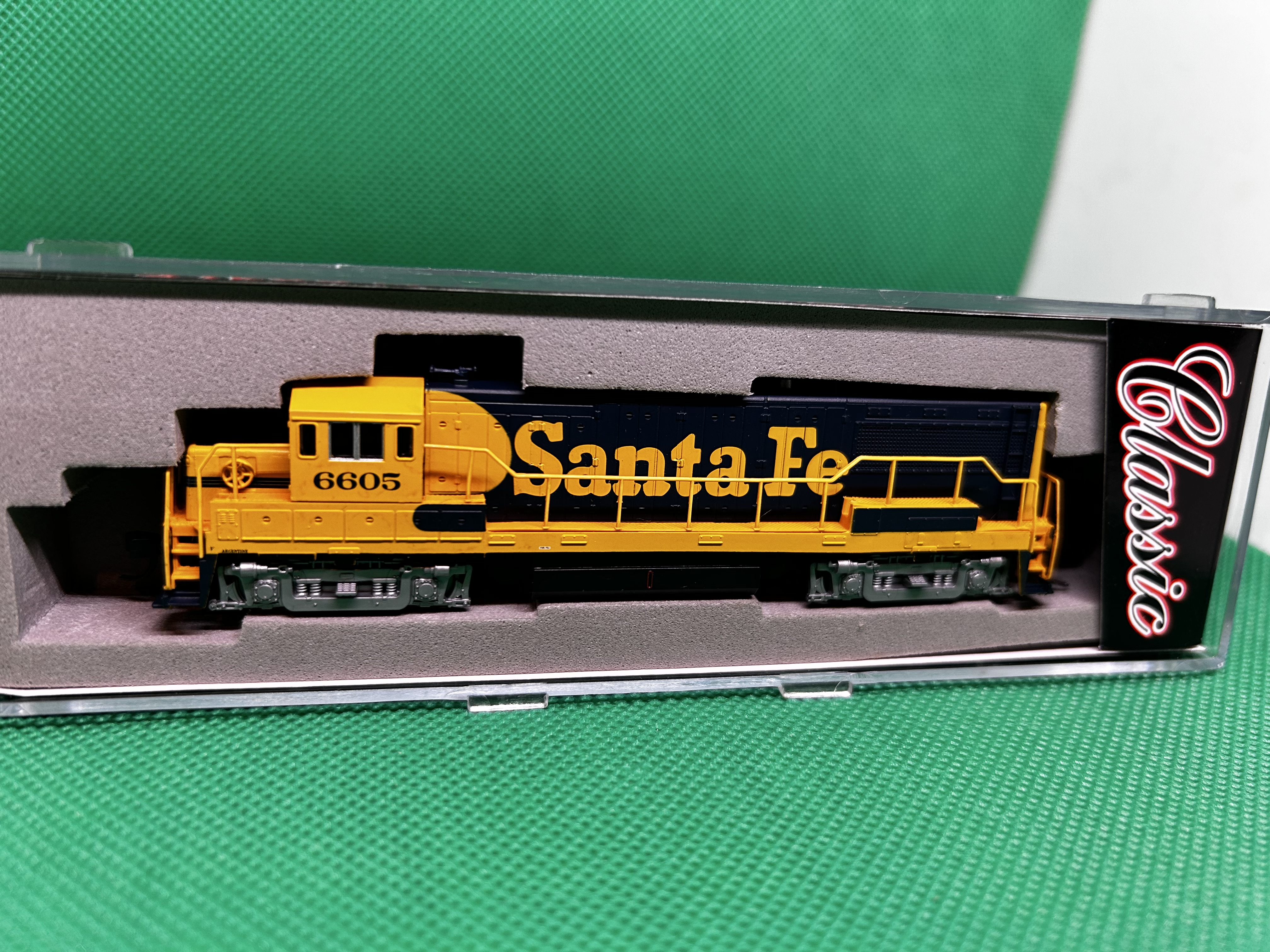 Atlas N' USA diesellok U25B PH.2A Santa Fe #6605 NEW IN THE BOX DCC Digital