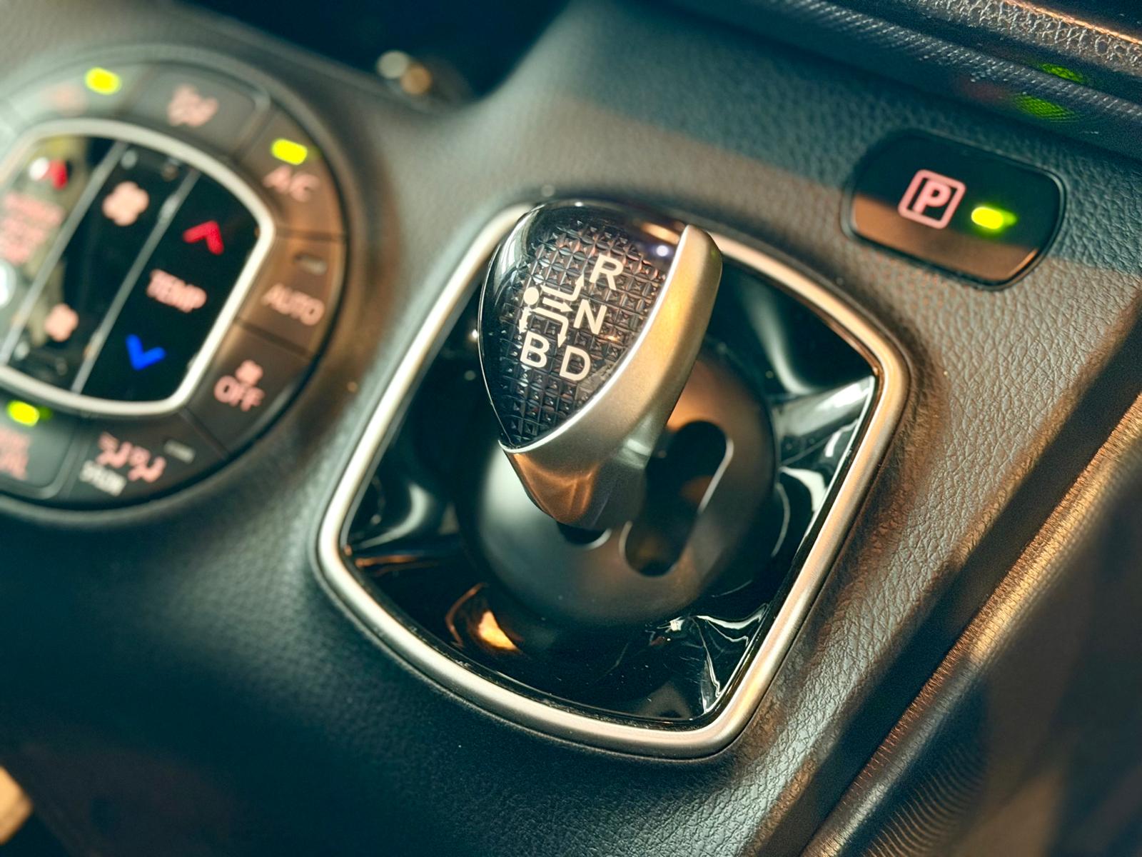 Toyota NOAH Hybrid 2015