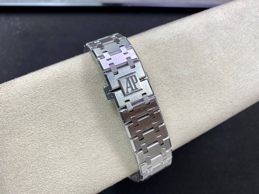 APS 爱彼 26574 皇家橡树系列在“Grande Tapisserie”大格纹装饰表盘上，日期、星期、月份、月相，和四个眼睛的位置与原装同步，（区别普通版本四个眼镜紧缩在一起）并以真实的月球图像显示天文精确月相，形成鲜明对比，直径41mm，复刻一体机5134自动上链机芯，厚度10.5mm（区别市面普通版本14mm ）所有功能真实可用，更薄 更像 ！