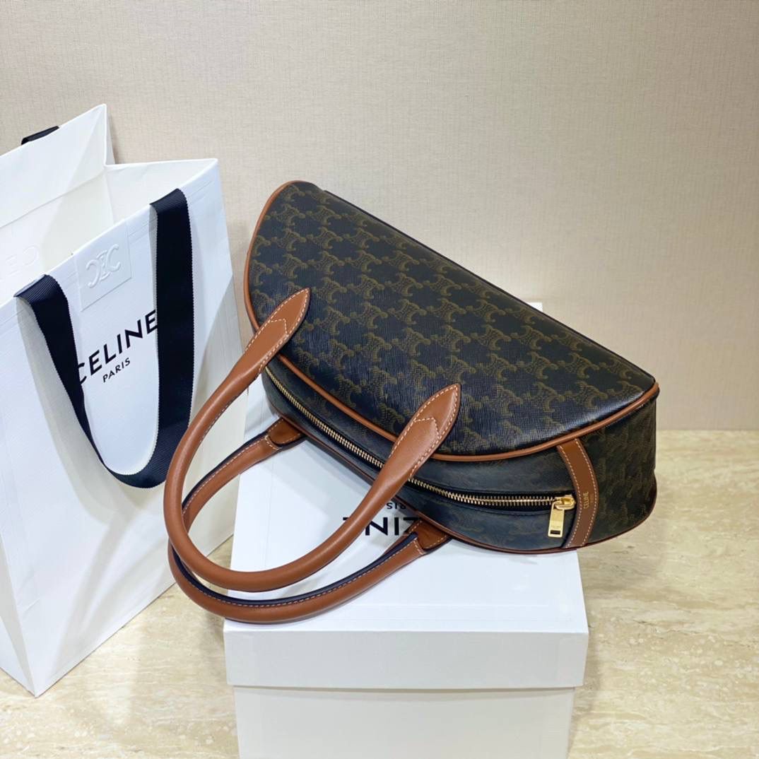 🔥大货实拍图 𝗖𝗘𝗟𝗜𝗡𝗘 ♥ 𝗧𝗥𝗜𝗢𝗠𝗣𝗛𝗘 𝗧𝗘𝗖𝗞𝗘𝗟 型号：197402 尺寸：31*14*10cm 钟情于CELINE的原因之一，可能就是因为她有着吸引人的百变感，不管是平时上班通勤，还是约会聚会，上身都很百搭而且很给整体气质加分，一点儿都不挑场合，能跟我的每一套搭配都融合的很微妙。