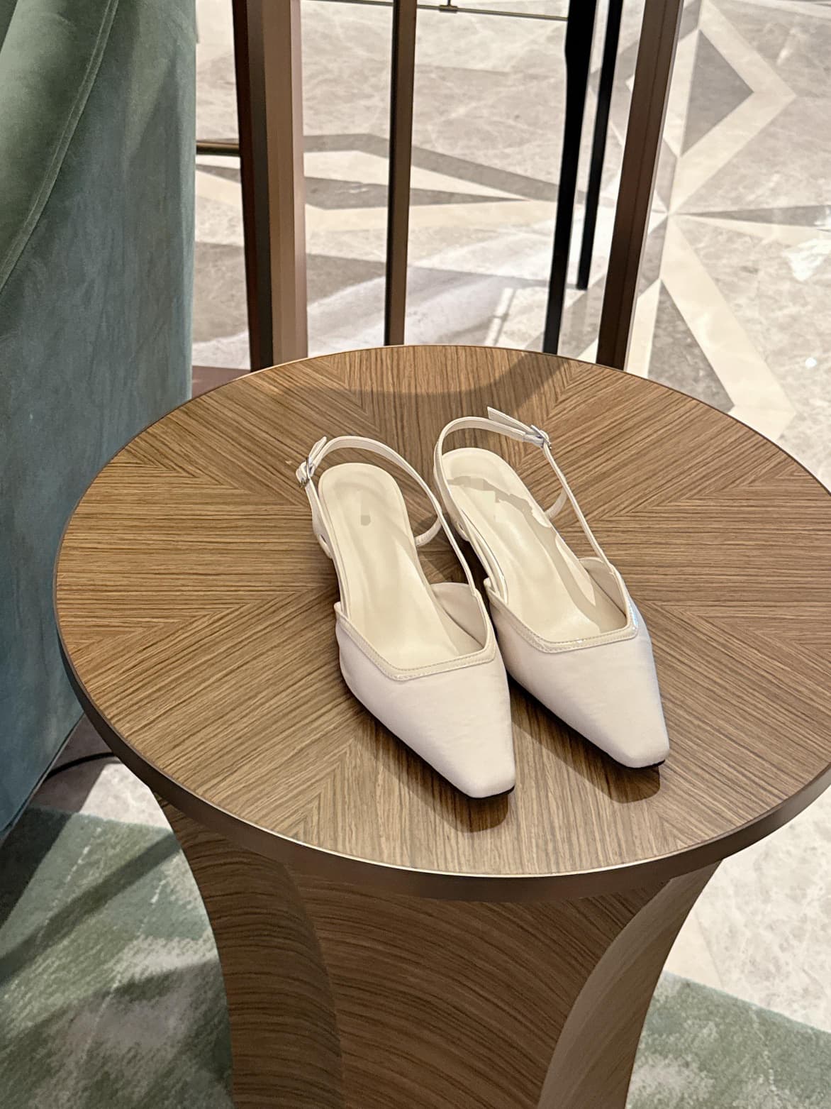 【百搭舒適】微珠光緞面尖頭鞋