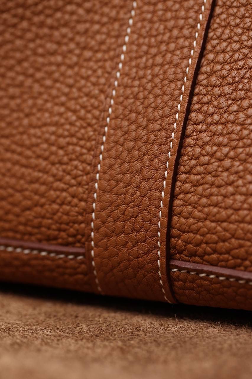 Hermes 爱马仕 Garden Party 30 金棕花园包👜✨ 尺寸：30*20*13cm 花园包独家渠道货，独家欧洲原厂皮原厂五金组装ZP尾单货，独一无二的天花板渠道货 面料是采用法国原厂的Togo皮，纹路清晰，颗粒感饱满，手感细腻，扑鼻而来的香味，爱不释手 版型真的是决绝子 喜欢大包的就入手吧 😍🤟🏻