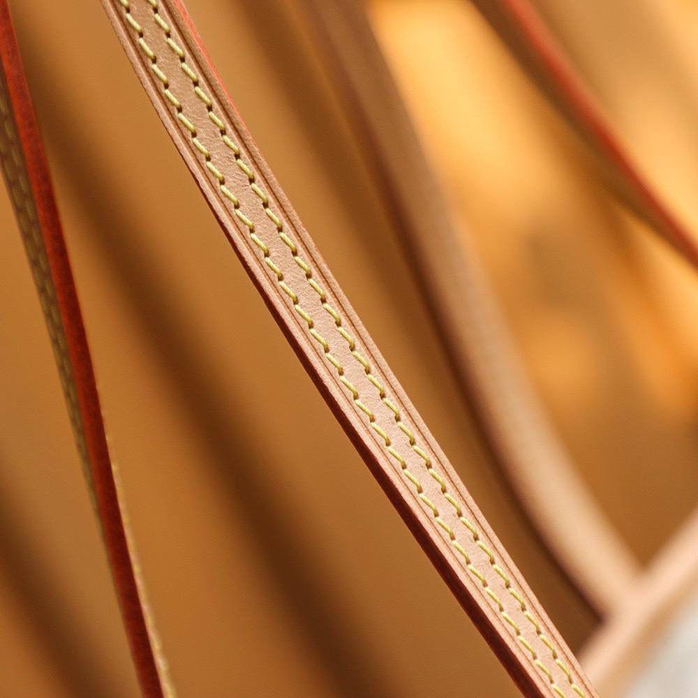 𝐍𝐄𝐕𝐄𝐑𝐅𝐔𝐋𝐋 经典之王👜✨ ▪️尺寸：31*28*14cm▪️ 被称为“性价比之王” 每个女人都该拥有的𝙉𝙚𝙫𝙚𝙧𝙛𝙪𝙡𝙡购物袋， 确实如此，不仅是日常的百搭之王， 更是满足于大容纳量的需求，通勤实用满分好评！ 作为子母包，里面的小包可拆卸单独手提， 一包多用的性价比之王！💕