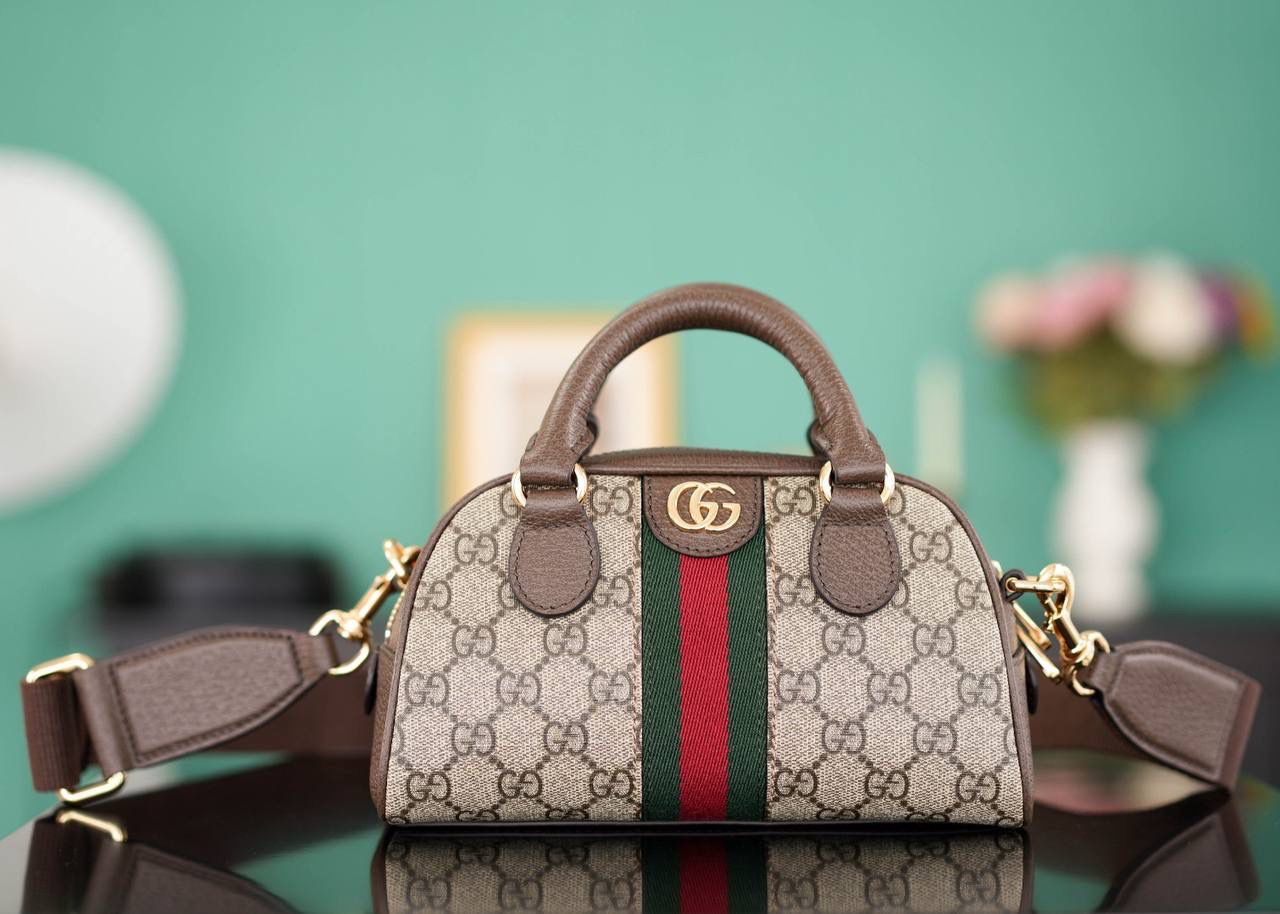 🥯GG Ophidia系列迷你手提包 波士顿21cm 正品售价,500 包身简洁大方，太过繁杂的元素反而会降低档次，强烈推荐! 虽然是迷你尺寸，可是它的容量很可！！！ 官方款号 724606 尺寸：21x12x10cm