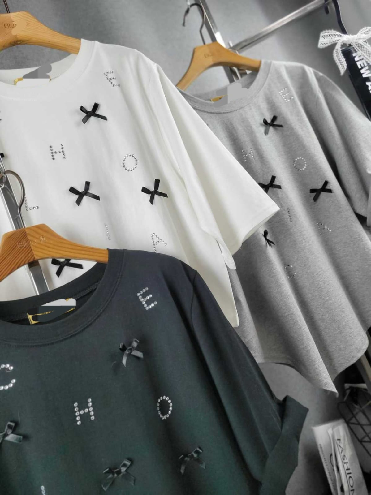 🎀【不規則美學】蝴蝶結刺繡字母短袖 Tee