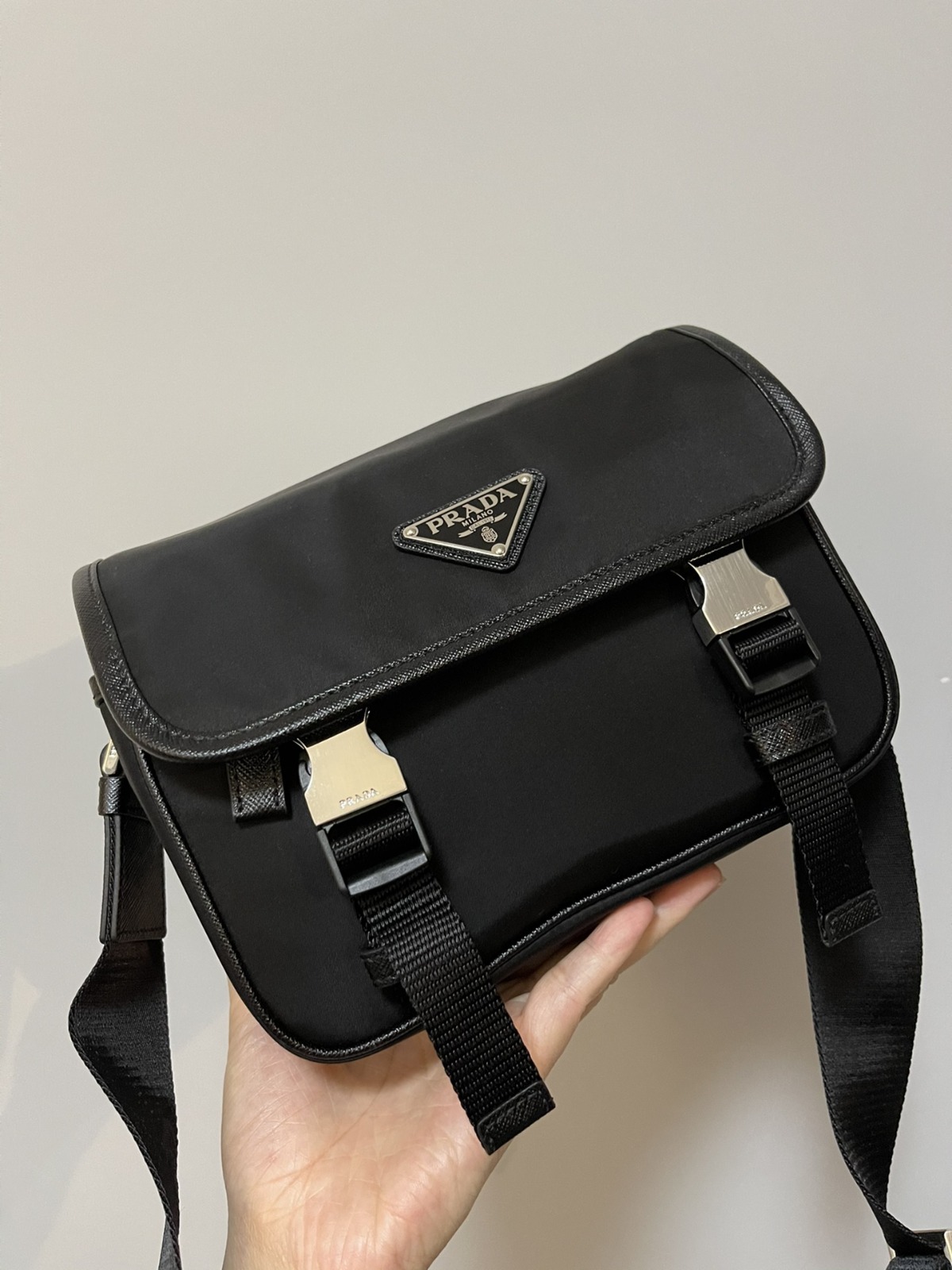 PRADA Re-Nylon 及 Saffiano 皮革肩揹袋