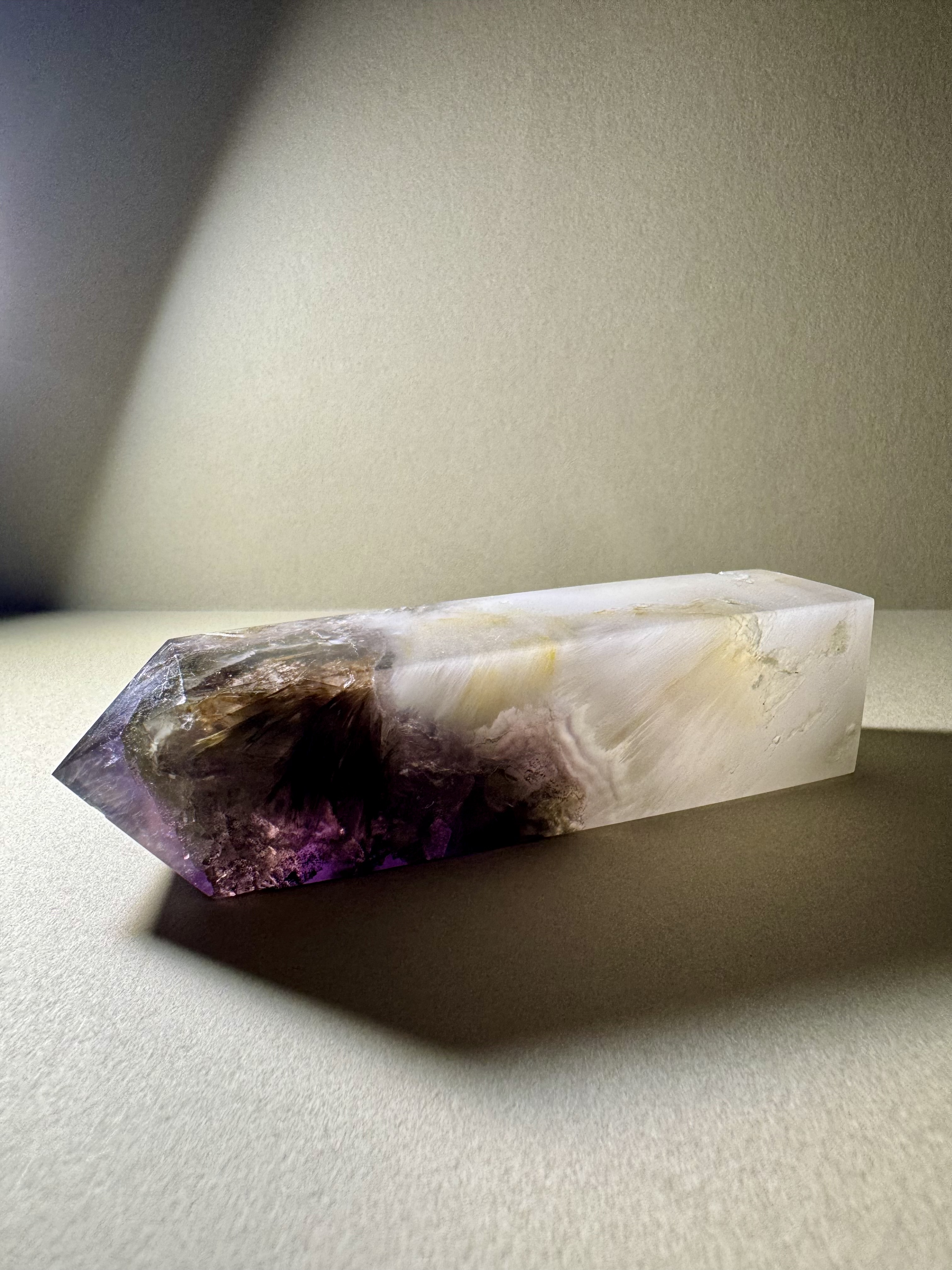 天然水晶柱 － 紫螢石、黃鐵礦、白兔毛髮晶共生