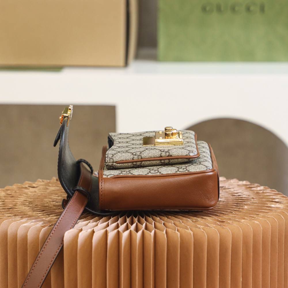 𝐩𝐚𝐝𝐥𝐨𝐜𝐤小锁扣邮差包#658487#正品皮 ✔️尺寸：21*14*5cm 𝐩𝐚𝐝𝐥𝐨𝐜𝐤新品锁头邮差包， 超赞的设计，拼色灵感源自典藏设计， 为邮差包造型再添惊艳之作， 经典的𝐩𝐚𝐝𝐥𝐨𝐜𝐤标志性小锁扣， 经典的配色，更让人韵味十足， 容量更加人性化的分层收纳， 让你日常使用更加便捷舒适！ 超级种草，又是一个大爆款的节奏！🔥🔥