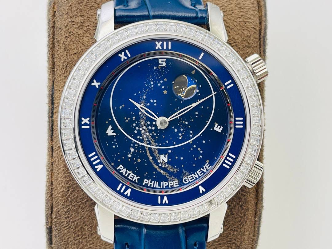 V4升级版 市场最高版本 功能跟正品一样 百达.翡丽星空升级终极版！升级细节： 1⃣️做到了跟正品满天星自动转的功能！ 2⃣️升级日历的排法和正品一样的顺序！ 3⃣️直径42毫米，厚度11毫米！ 4⃣️最大亮点：百达.翡丽星空里的月亮会根据天空上的月亮变化而变化！根据天空上的月圆月缺搬（初一月弯弯初十五月圆）到手表上了！