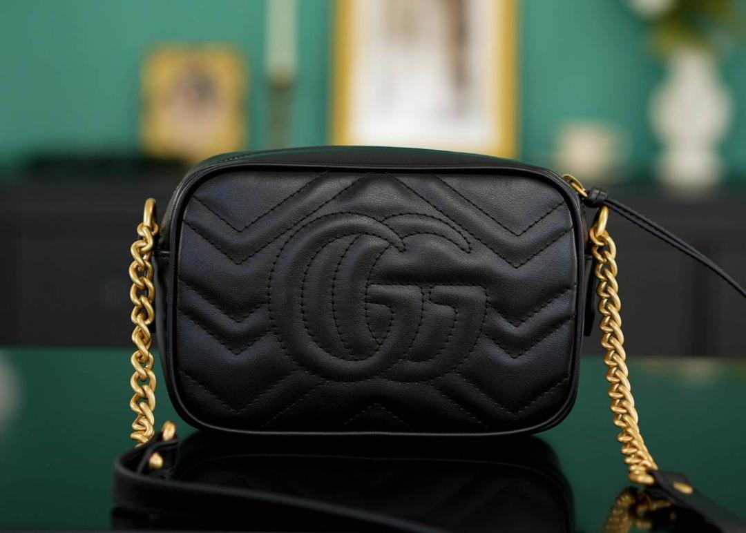 👜🔥Marmont系列绗缝迷你相机包 黑色 18cm （原厂皮 全铜五金） 正品售价¥12.000 独家原厂皮发售 限量级别 柔软牛皮+复古做旧五金 黑金搭配超气质 经典百搭不挑人 自重很轻 链条搭配皮革的肩带不怕溜肩 毫不夸张说 绝对是日常用出场率最高的包 官方款号 448065 尺寸迷你：18x12x6cm 小号：24x13x7cm