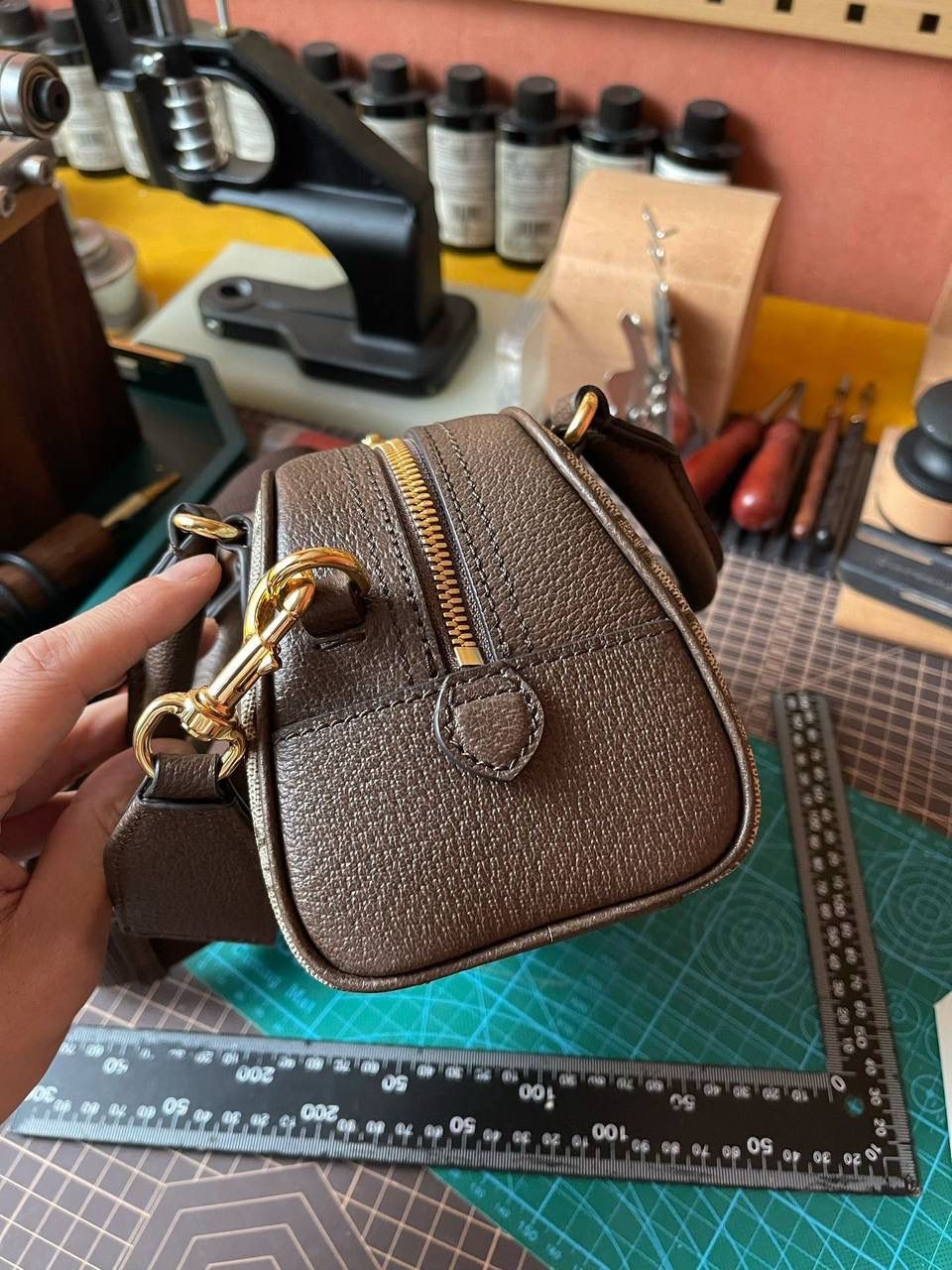 🔘gg ophidia 系列波士顿迷你gg手提包 正厂luxury进口皮，这个包的皮子跟前几款这个配皮完全不是一个档次，说都是一个厂的，但是这款皮胚就好贵，锃亮锃亮的还有皮油性，佛罗伦萨鞣制的皮质感真的牛掰兼顾了100%的意大利原味和沉稳老练的经典记忆，随着使用时间越长，这款包在不同光感下会呈现出丰富的色泽，柔软的皮质，带给你无限高档次的视觉体验。在全民高呼“小包我必须要有”的时代，没有一款它怎能行？‼️🤩 尺寸：21x12x10cm 🔍款号：724606