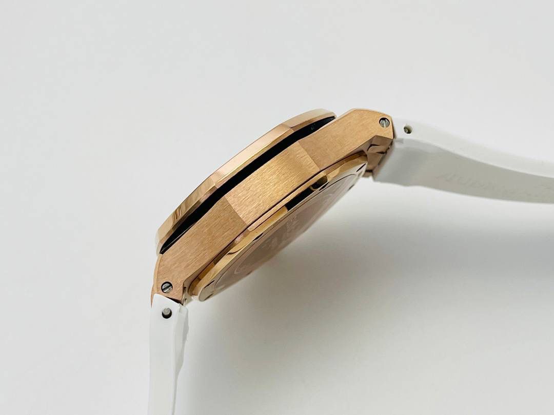 爱彼AP皇家橡树离岸系列37MM石英VK计时腕表！ 1⃣️瑞士进口石英机芯，此款爱彼是女款，不仅拥有男表的硬朗霸气风格，还增加了几分柔美、使得女装腕表更加时尚个性也是当下最热门的爱彼女式腕表之一！ 2⃣️表壳904L精钢！ 3⃣️圈口奢华南非钻，带来非凡触感与视觉享受！ 4⃣️表带采用白色液态硅胶，不一样的佩戴体验！ 非常难得的款式希望你们不要错过哦！欢迎您的品鉴！😎💯🚀