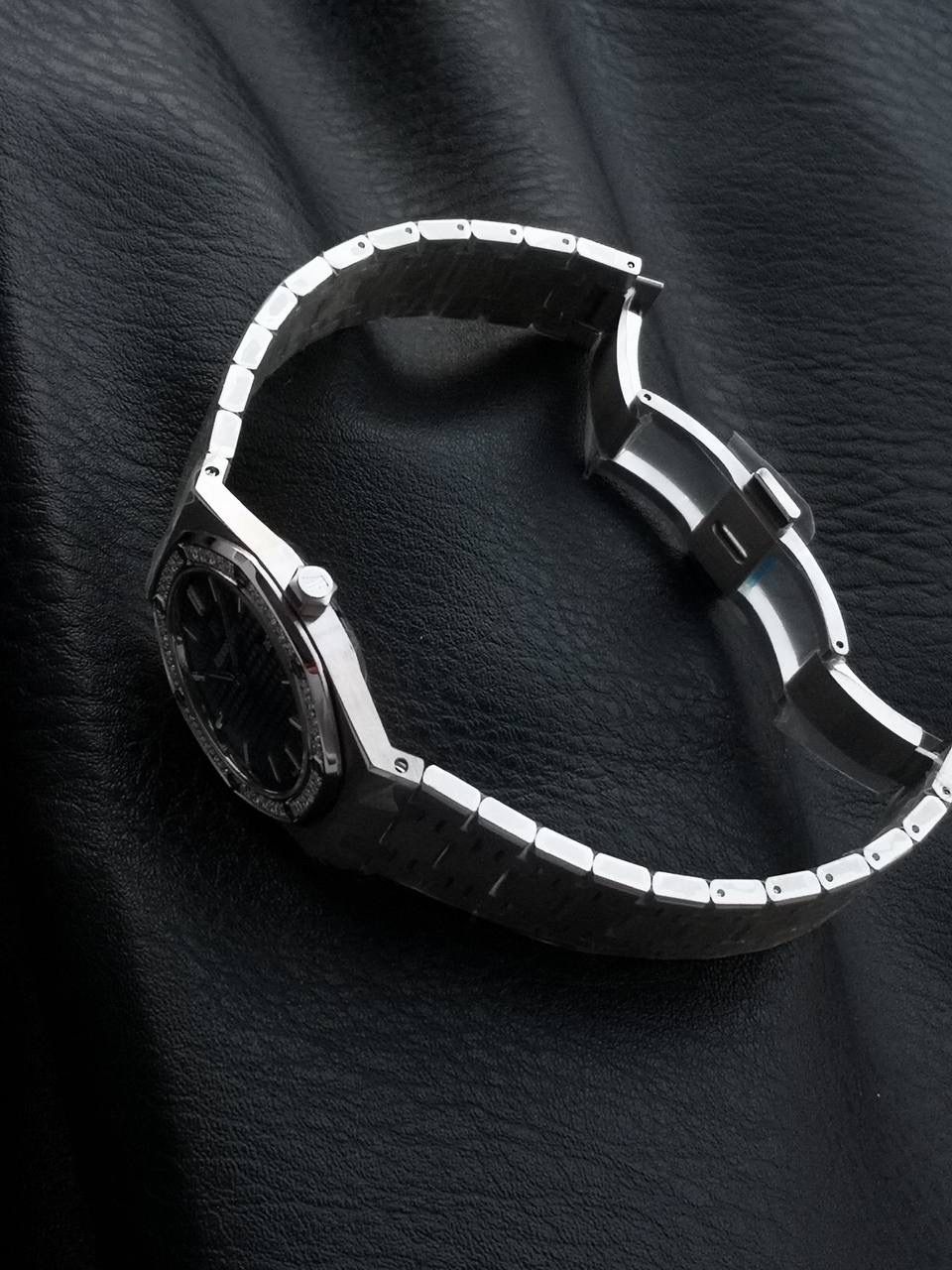 🚀爱彼皇家橡树系列 67651OR 女士石英腕表，卓越与经典的结合。一款象征奢华与工艺巅峰的经典手表。这款手表不仅仅是计时工具，更是一件艺术品。💯 纹理独特：表盘上镌刻有“grandetapisserie”大格纹装饰，这种格纹纹理细腻、规整且富有立体感，犹如精心编织的织物一般，为表盘增添了独特的视觉效果和艺术气息。 表径为33MM，这个尺寸对于女士腕表来说较为适中，既不会显得过于小巧而缺乏存在感，也不会因为过大而影响佩戴的舒适性和美观度，能够很好地贴合女性的手腕。 表壳厚度为7毫米，整体较为纤薄，使腕表佩戴起来更加轻盈，不会给手腕带来过多的负担。