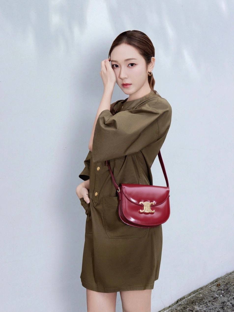 🔥大货实拍图 𝗖𝗘𝗟𝗜𝗡𝗘 ♥ 𝗧𝗘𝗘𝗡 𝗕𝗘𝗦𝗔𝗖𝗘肩带马鞍 型号：110413 尺寸：18.5*16*6cm 洋红色气场全开！红金配色太好看啦！快年底了，需要婚包，生日礼物、圣诞节、新年、本命年等等找红色包包的小伙伴千万不要错过哦！