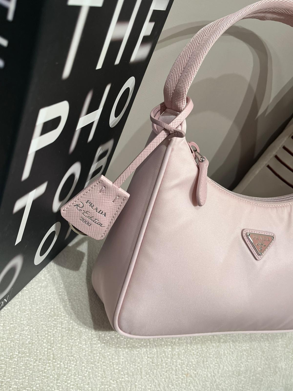 全新 Prada re-edition 2005 hobo 粉紅nylon 100%Authentic, 全新Brand New ✅NFC✅Dust bag