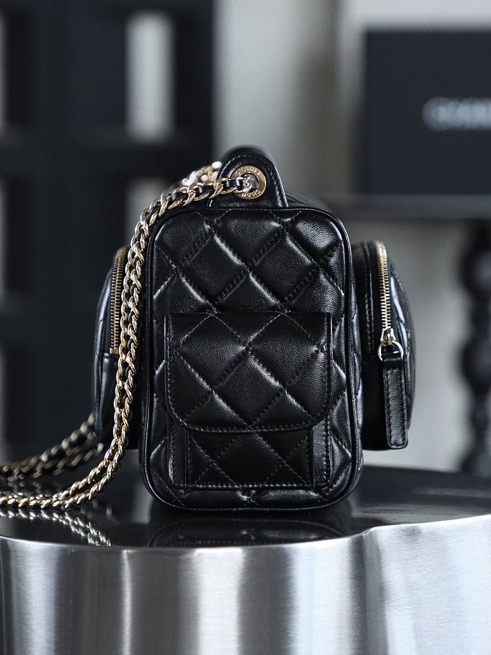 24K相機包大號鑒定版 👜 一包一碼 支持全球鑒定查驗身份證原廠專G 方框原廠皮料過關清單資料可査詢 24K相機包小號，尺寸精巧，卻蘊含著大大的時尚能量。 方正包型延續經典，線條簡潔流暢，每一處細節都盡顯簡約美學的精髓。 小號更加可愛精緻時髦！ 五金：厚鍍14k淺金 皮料：方框褶皺小羊皮 尺寸：13*23*15cm