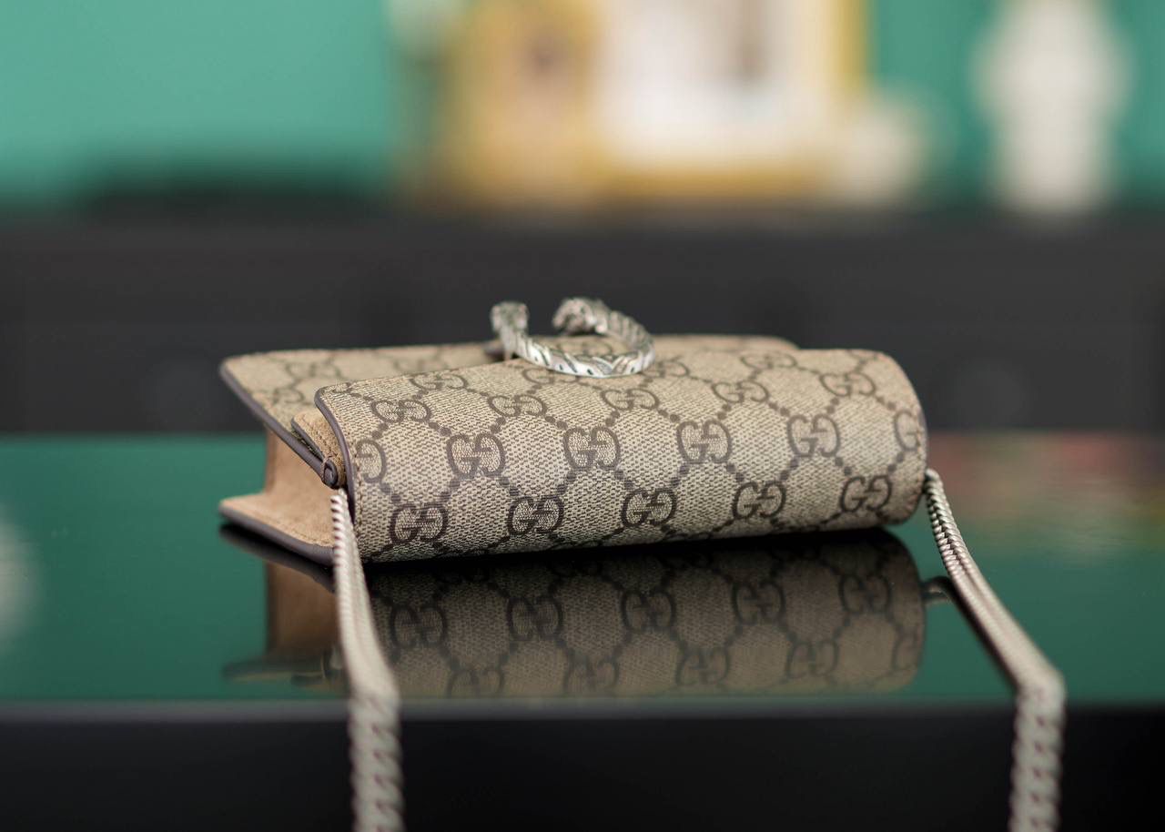 🥯GG Dionysus系列超迷你手袋酒神 老花卡其色 16.5cm 正品售价¥8.000 GG家入门级小包推荐，酒神里面的经典基础款 经典酒神扣搭配原厂小牛皮 出镜率非常高 简直是穿搭利器 官方款号 476432 尺寸迷你：16.5x10x4cm 尺寸小号：28x17x9cm