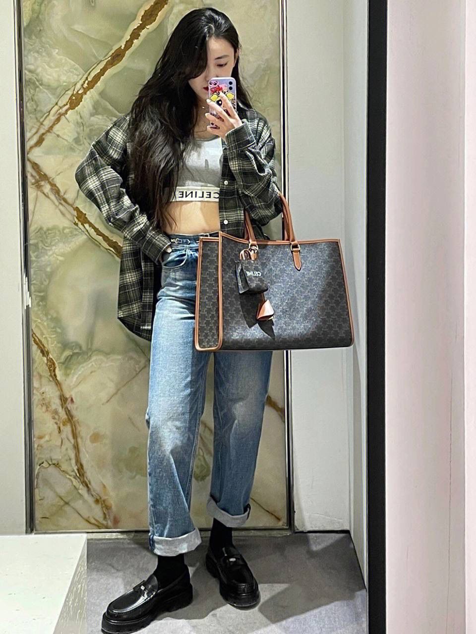 🔥大货实拍图 𝗖𝗘𝗟𝗜𝗡𝗘 ♥ 𝗖𝗔𝗕𝗔𝗦 𝗧𝗢𝗧𝗘大号 型号：197912 大号尺寸：43*30*10cm 小号尺寸：35*22*7cm 𝘾𝙀𝙇𝙄𝙉𝙀 𝟐𝟎𝟐𝟐秋冬新款～老花帆布cabas真的是大号包中的战斗机！耐刮擦，轻便，容量大，装电脑不在话下！更加感人的是袋口有暗扣，安全感满满，日常出门使用都很合适，职场女性和宝妈就更加不能错过啦！