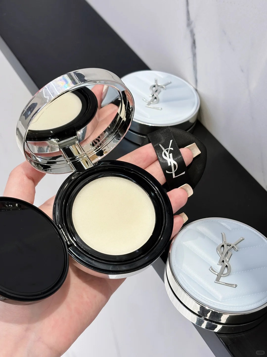 2026限定新品！YSL 聖羅蘭 冰感柔霧藍氣墊 冰川藍水散粉 All Hours Blur Cushion Limited Icy Blue Edition