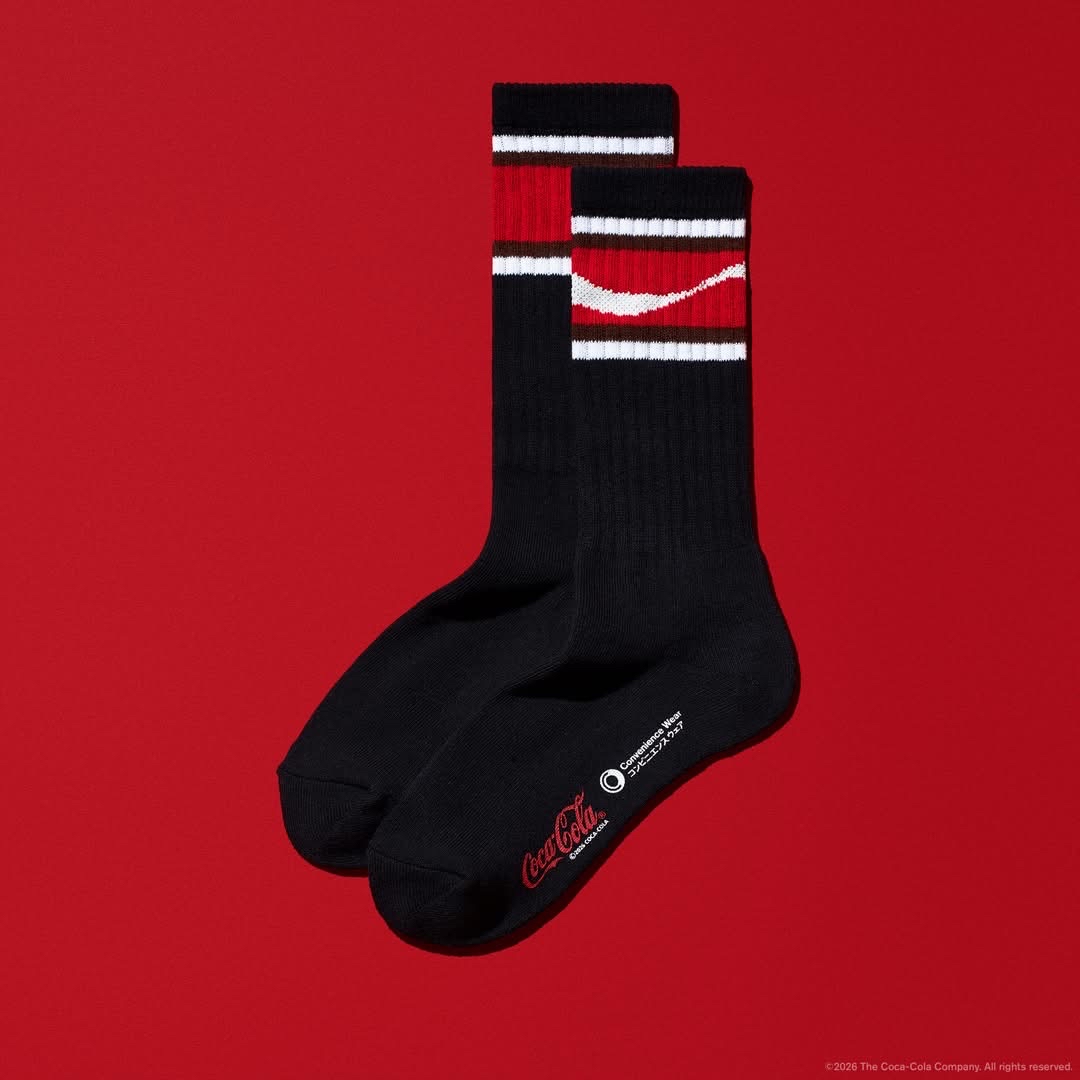 全球狂熱的6月 FIFA正式到來🔥 CONVENIENCE WEAR × Coca-Cola 也宣布二度聯名啦 中筒線襪—可口可樂｜