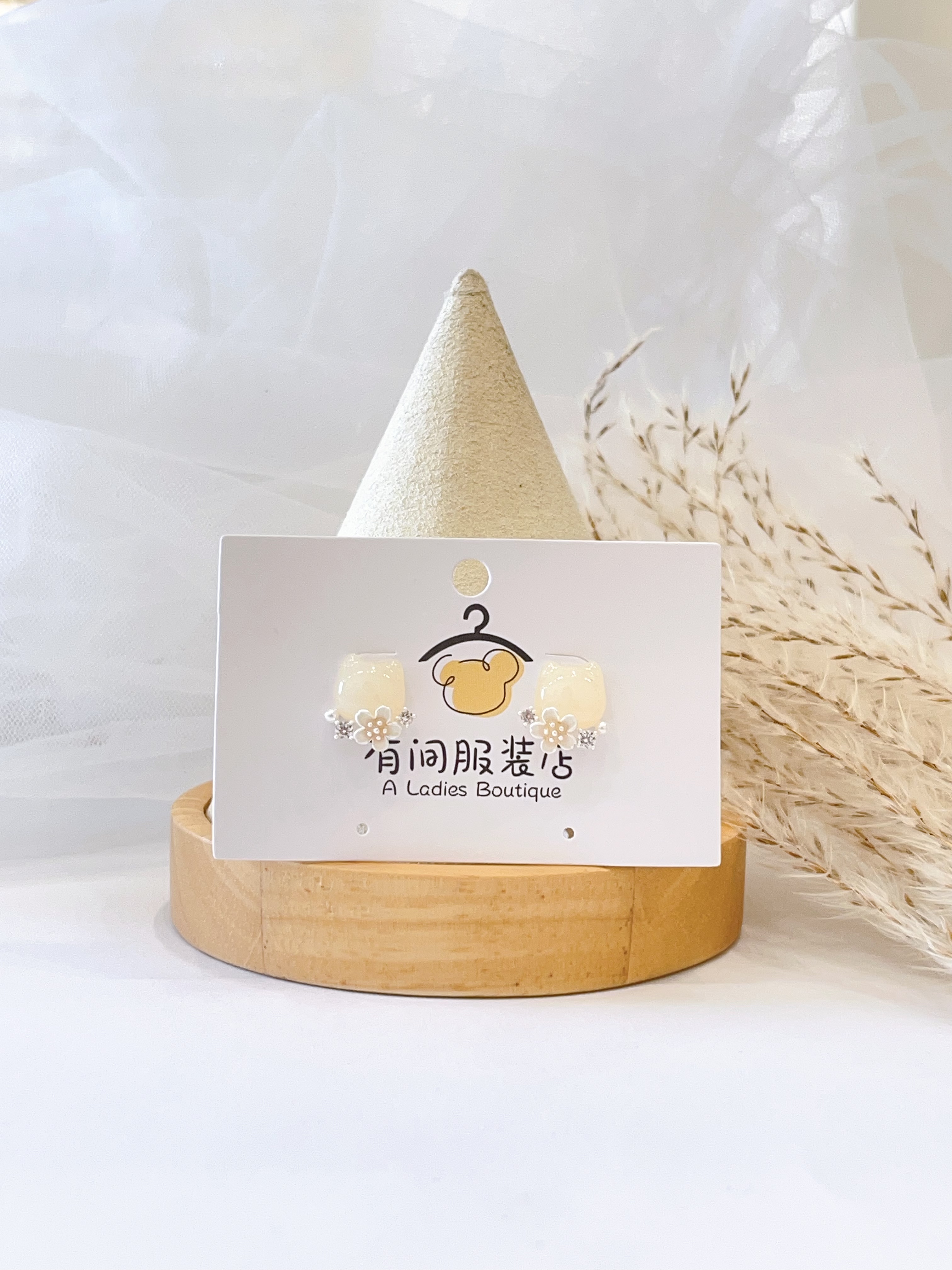 甜美樱花猫咪耳环