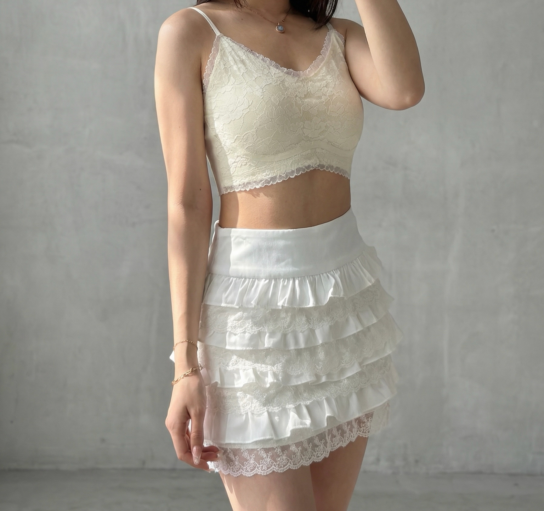 白色蕾絲荷葉邊迷你裙