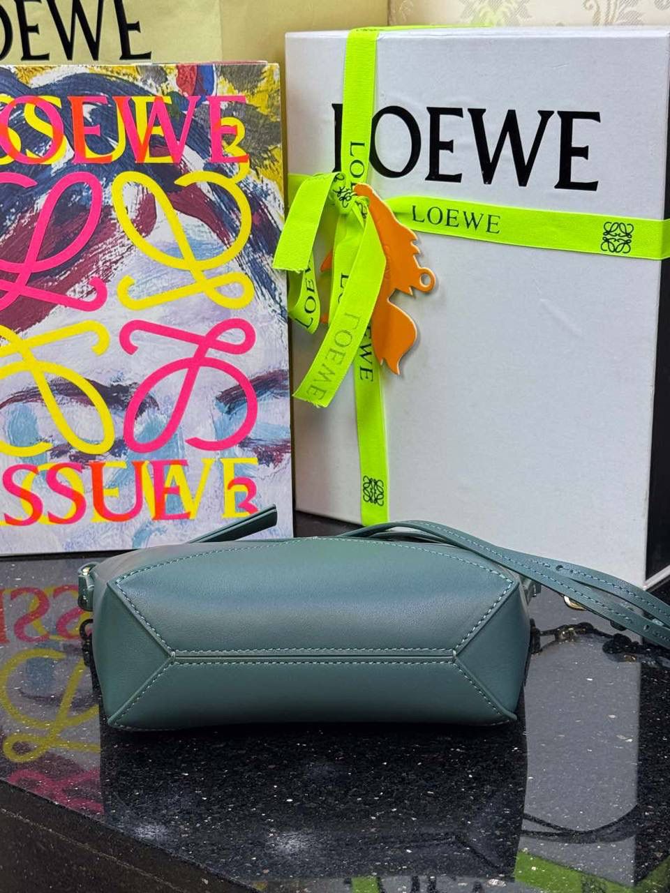 ♥️𝙋𝙪𝙯𝙯𝙡𝙚 𝙁𝙤𝒍𝒆 ——【香根草绿】 尺寸：𝟐𝟑-𝟔.𝟓-𝟏𝟓.𝟓𝐜𝐦 编码：522404 🎈经典几何为造型，以及柔软细腻的Napa牛皮，升级为可完全折叠的手拿包。 🎈自带一根🉑拆卸🉑调节的肩带，一包多背，多样化风格，秀场大放异彩😃日常实用性强👌 🎈配全套专柜礼盒🎁，给你满满的仪式感👀