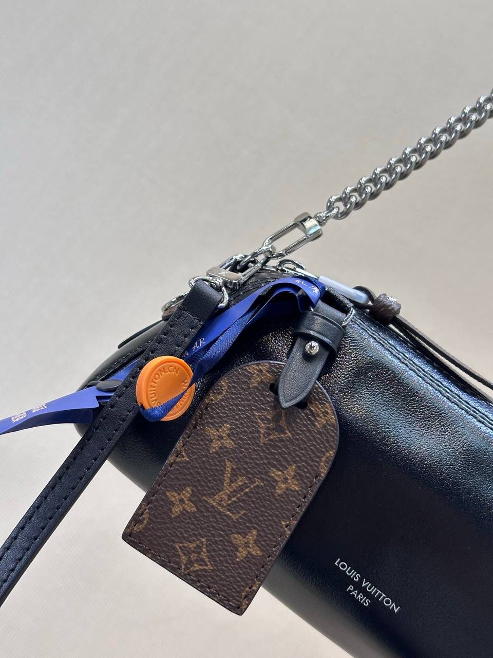 今天来跟大家聊一个最近真的很🔥的包包——LV Pochette Vibe 🖤✨ 对～它是 2025 新款，现在懂的人才在找 😎 这款来自 LV Vibe 系列，包身是那种亮亮的羊皮革，一看就很有质感～加上 Monogram 行李挂牌标签，直接把 LV 以前做旅行箱的经典味道拉回来，复古中又带一点酷，真的很可以 🖤