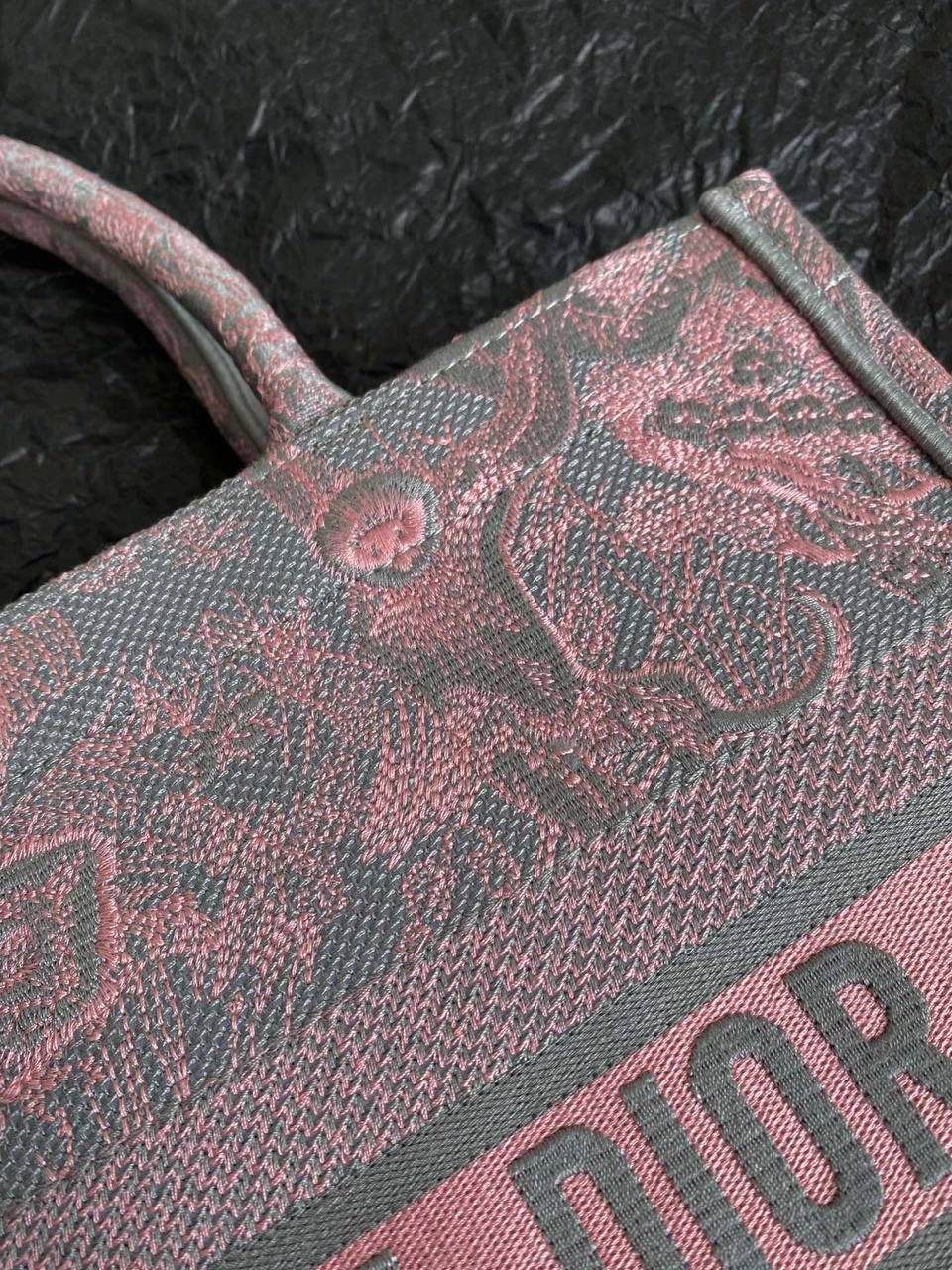 🈶粉灰老虎，中号 𝗖𝗗 𝗕𝗼𝗼𝗸 𝘁𝗼𝘁𝗲丛林系列购物袋 全手工立体刺绣 凹凸有致 浓厚的复古艺术气息简直是行走的艺术品 💐🎀 超大容量更是吹爆它 特别适合想把整个家带出门的姑娘 妈咪袋 公文包 旅行出游好帮手 时髦精凹造型必须拥有🤟🏻 36×27×16cm