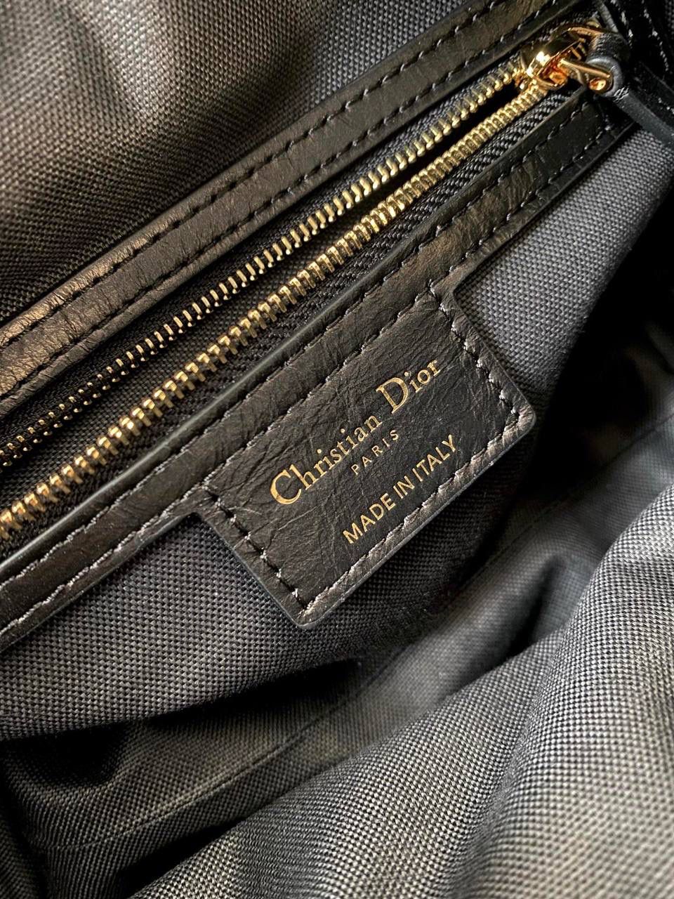 🈶黑色 𝐃𝐢𝐨𝐫 𝐃-𝐣𝐨𝐮𝐫𝐧𝐞𝐲手袋 不会还不知道吧？火出天际了姐妹们 今年 𝙳𝚒𝚘𝚛真的在松弛感这件事情上做到了极致 新款D-journey我直呼一个绝 难买程度不亚于保值系列，夸大了说哈哈 随性又高级的街头感，一改往日的嗲味 关键还是它的多功能肩带 三种背法都好看 俩侧口袋搭配的大号皮质拉牌更彰显个性 以复古金属𝘤𝘩𝘳𝘪𝘴𝘵𝘪𝘢𝘯 𝘥𝘪𝘰𝘳标识做点缀 既有装饰元素又实用 中号：33×16×15cm 小号：25.5x14.5x14cm