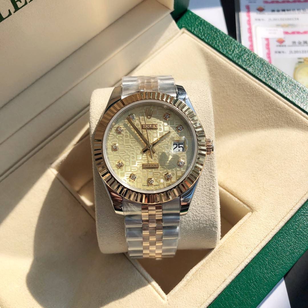 ROLEX- 劳力士日志型！男款41mm完美尺寸。女款36mm尺寸。劳力土专利的Glidelock带扣，这种表扣的好处是潜水员即使穿着潜水衣，也可无须使用任何工具便能轻易调校表带；带扣下的坚固齿状部件可以每小节2亳米的长度，将表带延长至20亳米。蓝宝石镜面，超强夜光，表壳表带做工打磨非常精细，处处彰显细节成就的经典！配全套顶级包装！