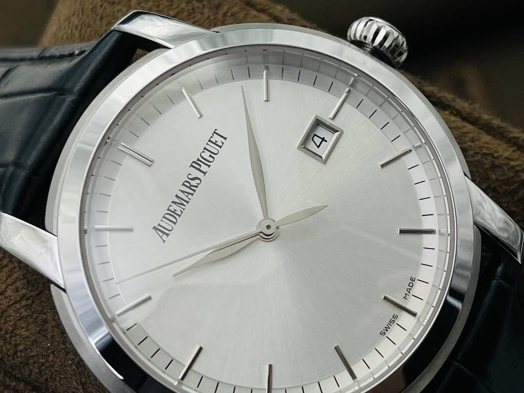 原版开模 市场最高版本 爱.彼 JULES AUDEMARS系列男士腕表！ 1⃣️机芯型号：2824改3120自动机械，透底设计！稳定零返修！ 2⃣️表径41毫米！ 3⃣️大三针简约表盘！ 4⃣️316L精钢壳套！
