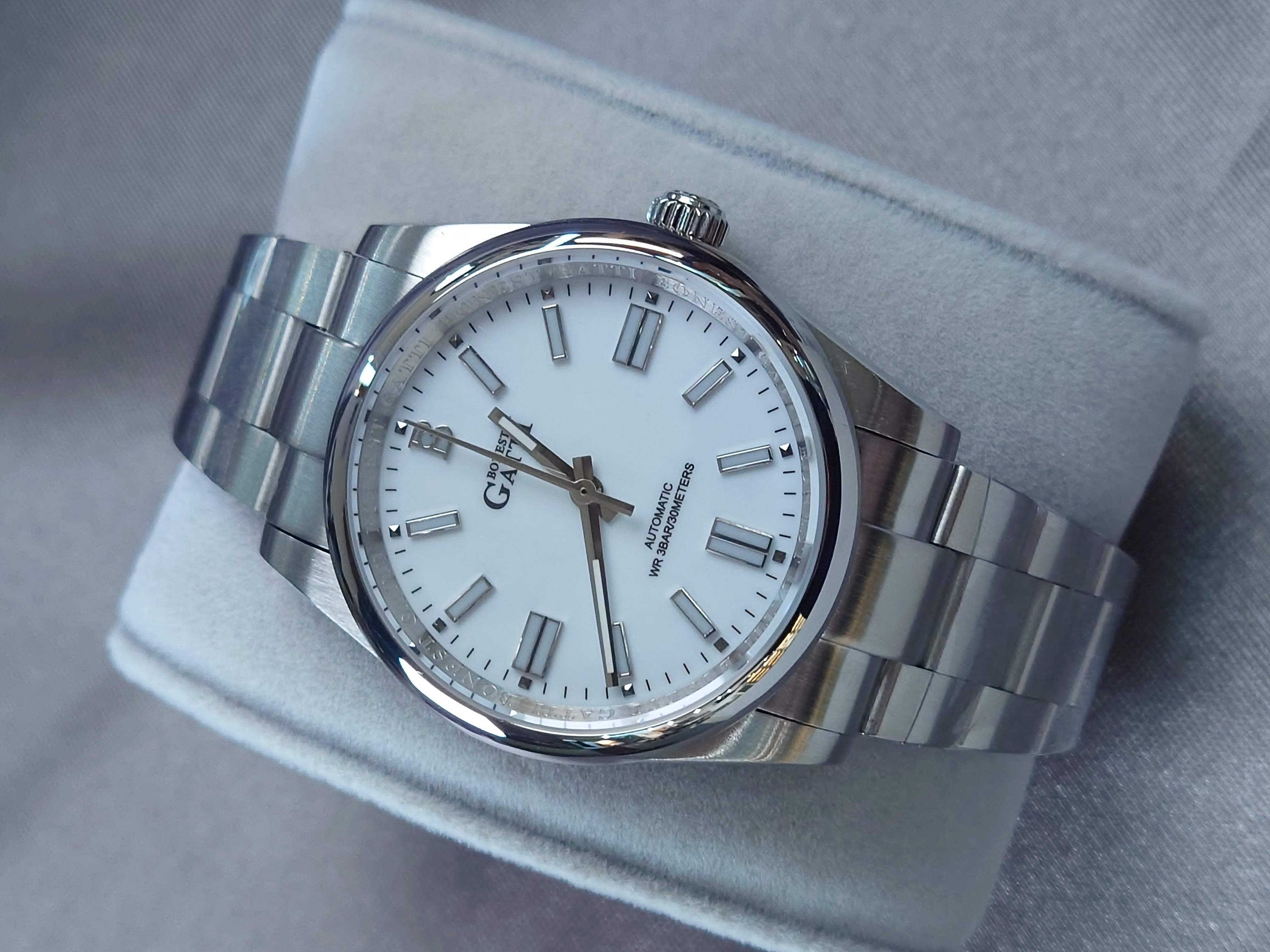 Bonest Gatti 隱藏錶面馬年特別版動錶 BG8015-S1 白