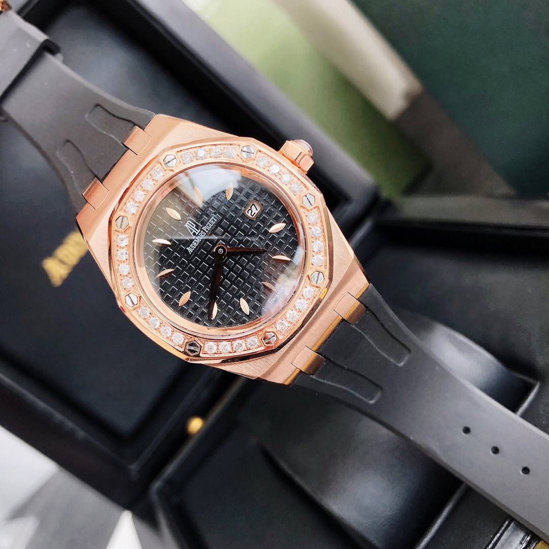 全网女神看过来😍😍这款爱彼女表才是最具有性价比的… 爱彼皇家橡树系列型号67601石英腕表，皇家橡树系列独有的八角形外观还拥有爱彼独特的设计风格也将女士优雅风格融入其中，深受女明星们的爱戴，即使只有33毫米的小尺寸，也将爱彼独有的纯净美感与刚毅线条展现的淋漓尽致💝💖💘而镶满钻石的表圈也为佩戴的女士增添了更多的柔美。（32颗1.6明亮式切割美钻，总重约0.65克拉）巴蒂镶嵌一枚半透明凸面蓝宝石，搭载瑞士进口石英机芯，拥有实用的日历显示功能，女士们佩戴起来不会显得沉重 ，配专柜最新全套包装发货！这种货一般数量不是很多哦