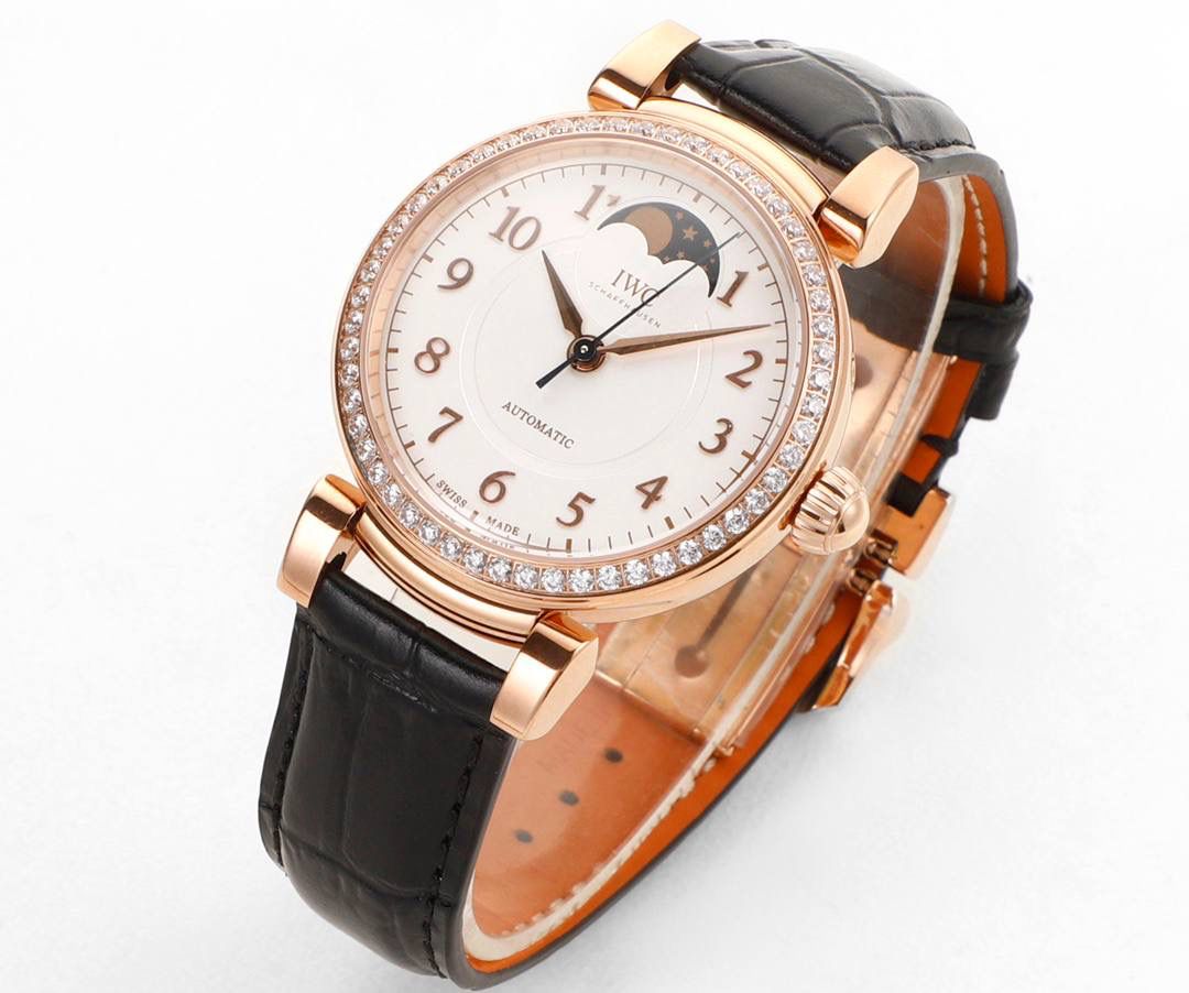 IWC达文西 IW459306 蓝色表盘配月相，好看又有氛围感，蓝色和月相搭配很协调。 这款达文西是复古经典设计，表盘干净清楚，指针是剑形，表冠是圆拱形，表耳可活动，戴着手腕更舒服。 表底刻有“生命之花”图案，是重叠圆环的几何样式。 表径36mm，精钢表壳，自动机械机芯，带中央停秒、月相显示，表底有特殊雕刻。 防水30米，动力储存42小时。 整体简约大方，细节精致，很适合成熟优雅的女生佩戴❤️