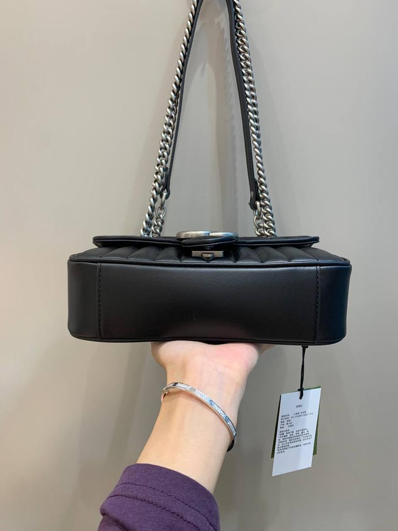 新背景实拍正品级 。几何系列黑色22cm‼️ 公认最百搭的黑色，无论什么，黑色都是可以闭眼入不踩雷的颜色，新花样新感觉，搭配银色五金也是绝配，棱格饱满度绝对很加分‼️ 型号446744；尺寸22/13/6cm