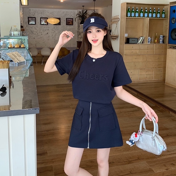 B64(308) 韩版压痕字体CHEERS假两件拼接下摆前部拉链双口袋黑蓝连身裙