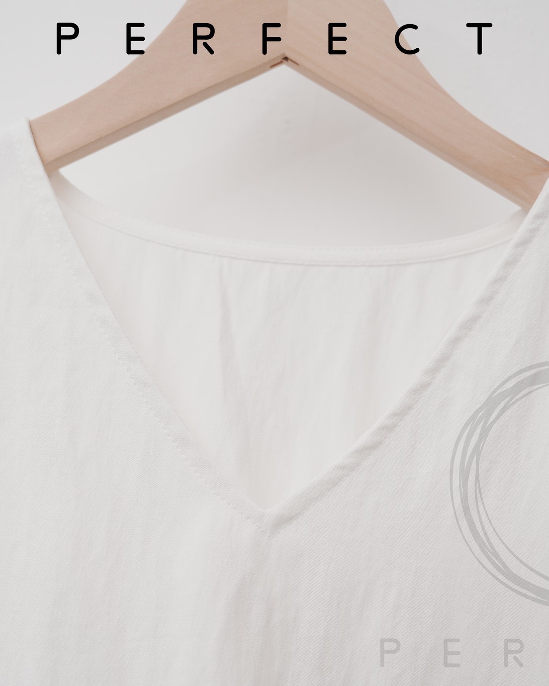 T0002_顯瘦V領波浪衣腳上衣（純潔白）