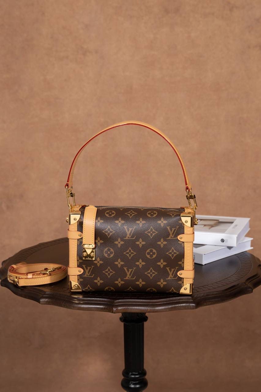 LV SIDE TRUNK🎀 用的是 A+ 级全钢五金，结实又耐用，拿在手上很有分量感，看起来就很 luxe。再配上 进口高弹面料，摸起来舒服，还有一点点光泽感，整体很时尚💖 包装是 全套包装，感觉真的很有档次，送人或自己用都很可以～ 中号：尺寸 21 × 14 × 6cm 小号：尺寸 18 x 12.5 x 8cm 大小刚刚好，小巧但很实用，出门背超方便💯👍 不管是材质、设计还是包装，都看得出很用心，走的是 质感路线。 这款包就是那种：低调但很有品味，越看越喜欢的类型～👜✨