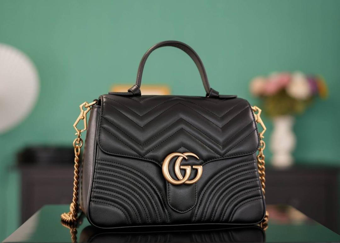 👜🔥Marmont系列绗缝手提包邮差包 黑色 27cm （原厂皮 全铜五金） 正品售价,500 独家原厂皮发售 限量级别 意大利原材料开发，这个大小简直是最完美的尺寸，什么随身携带的东西都可以轻松收纳，能手拎也可以单肩斜挎，自重轻，超级百搭不挑人~好看极了！！！ 官方款号 498110 尺寸大号：27x19x10.5cm 小号：21x15x8cm