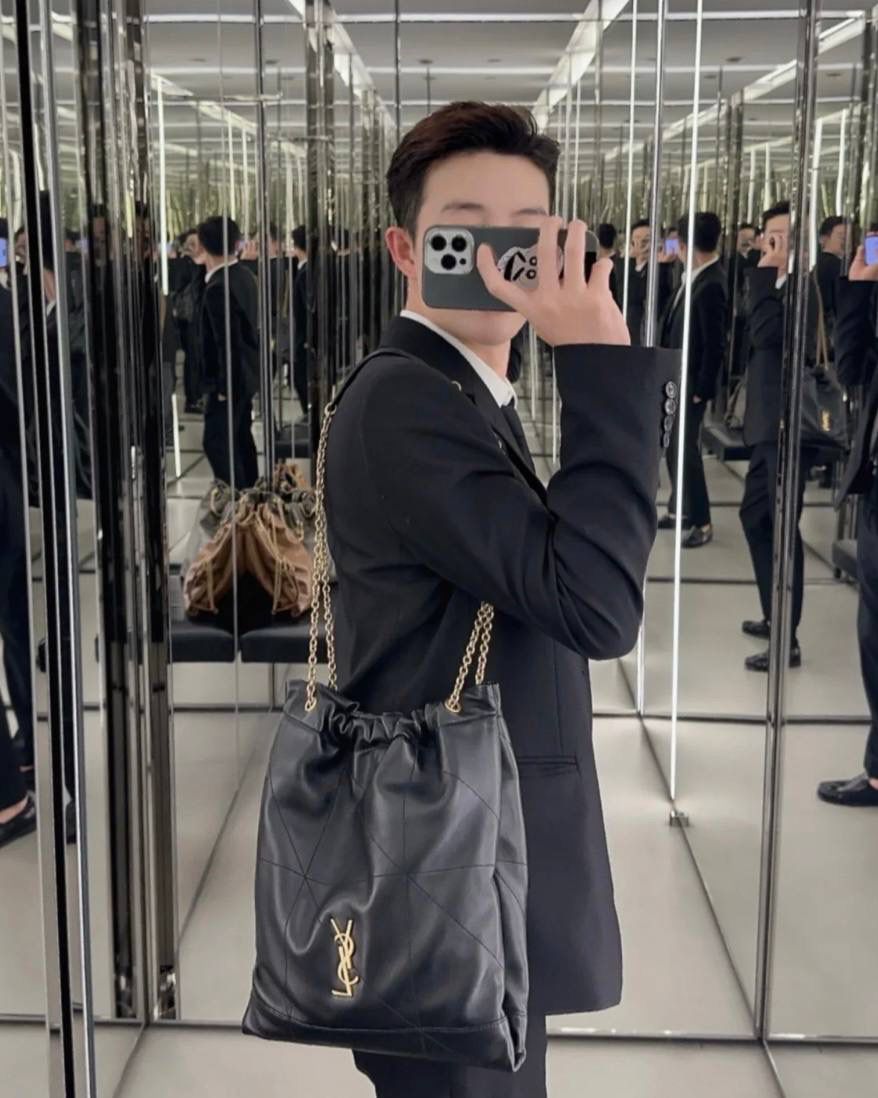 爆款🔥仅剩少量❗️ ys1 jamie垃圾袋黑色♟️ 其实一点都不想叫这只tote为"垃圾袋" 因为它实在太优雅太高级了 完全不是"垃圾袋"的那种粗犷和狂野 属于垃圾袋中仅一份的特立独行的风格 加上包身依旧用了小羊皮的质感 就显得它更秀气了☺️越看越喜欢🥰 大小容量也正好，整体不会拖沓 zp开发是基础操作了 要做到90%的相似度很简单 而要做到95%以上，那就要在各方面细节上都仔仔细细打磨一番了 没错，我家就是为了做到95%以上的相似度 才导致出货时间总是靠后 不过我相信酒香不怕巷子深 一定会有人懂我的✊🏻✊🏻 38×33×2cm781666m