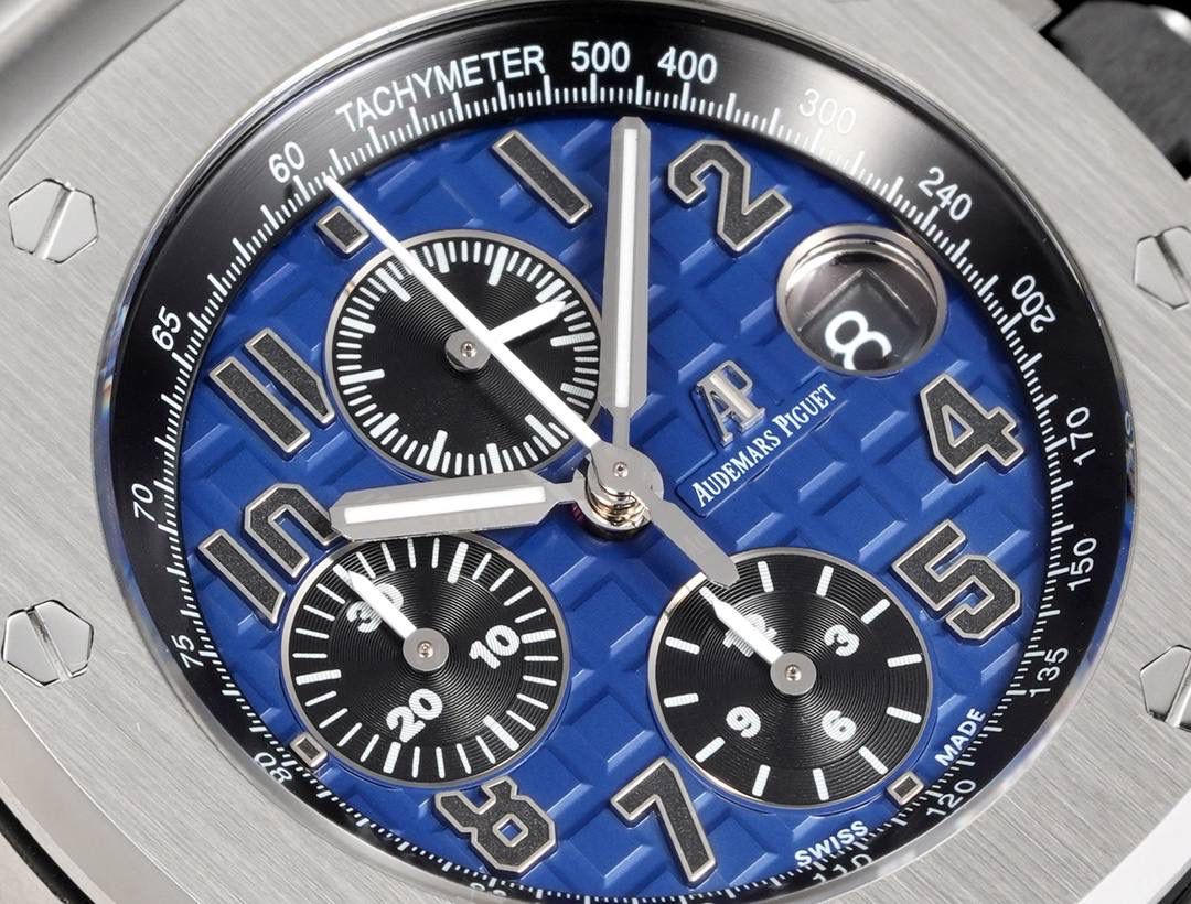 TK Factory皇家橡树离岸型26400/26238/26470系列正式登场！款式最全，做工最好的爱彼计时款腕表来了，有做工好的顶级货，廉价的小厂货就别去考虑了！ 1，机芯采用12位小秒的定制版3126计时机芯，完美还原原版所有功能。经过精密打磨，大大加强了其稳定性。 2，其中碳纤维系列表壳采用全新碳纤维复合材料——「Carbon TPT® B.4」打造，这种高科技材料比常规 Carbon TPT® 密度提高4%，纤维硬度提升15%，树脂强度提升30%，材料结构经过各项异性优化，保持轻盈同时无比坚韧，提供迄今最强的抗冲击性能。 3，字面颜色均采用目前最先进电镀技术，非几年前的简单喷漆技术。每一个巧克力格纹装饰，通过CNC级别打磨，无限接近原版。 4，同步原版搭载微微活动头粒，胶带采用进口氟橡胶材质，皮带采用美洲鳄鱼皮材质，更加耐磨耐造。