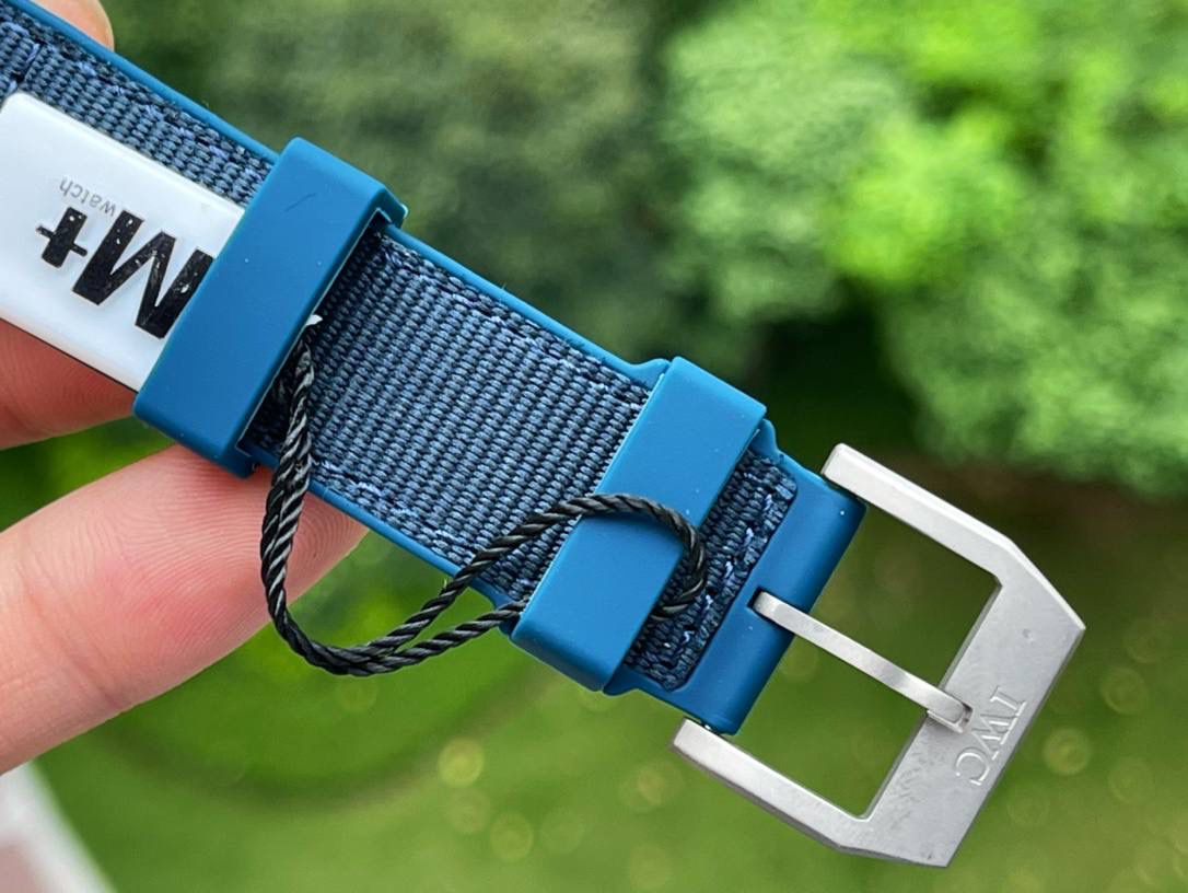 IWC IW328101 修正版 已修正中心大秒针孔洞颜色、表冠间隙等细节。 原版全球限量750枚， 每只独立编号，如 001/750～668/750。 表壳采用进口蓝色气化锆陶瓷，2米抗摔，高韧性、耐磨防刮。 工序复杂，成品率极低，因此数量稀少、出货周期较长。✔️