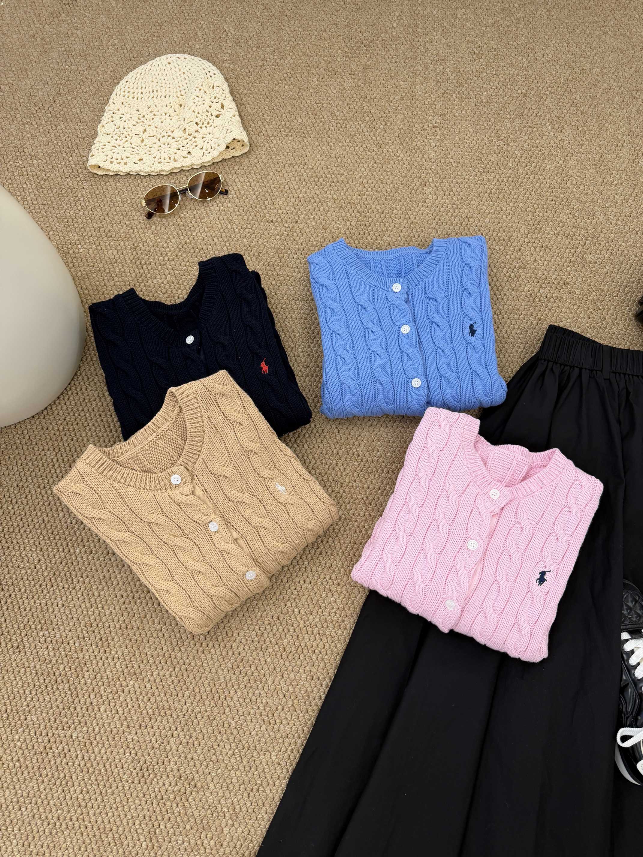 $188件。🔥 最新配色  口碑爆款‼️Ra 經典老錢風大麻花絞花針織開襟衫