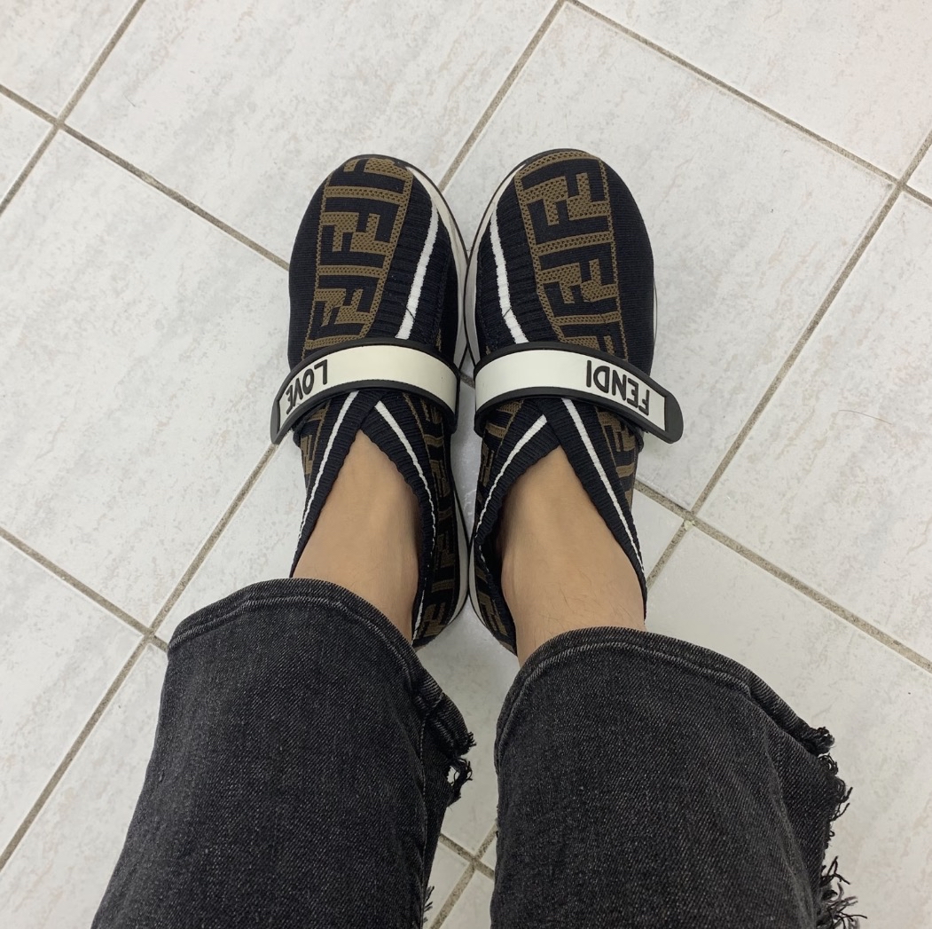 走盒清貨價⚠️Fendi 童裝Sneaker 大人可着 超輕身上腳不累喔  Size 35 only ! 小碼腳快來 *有塵袋，塵袋上輕微黃點，不影響穿着*