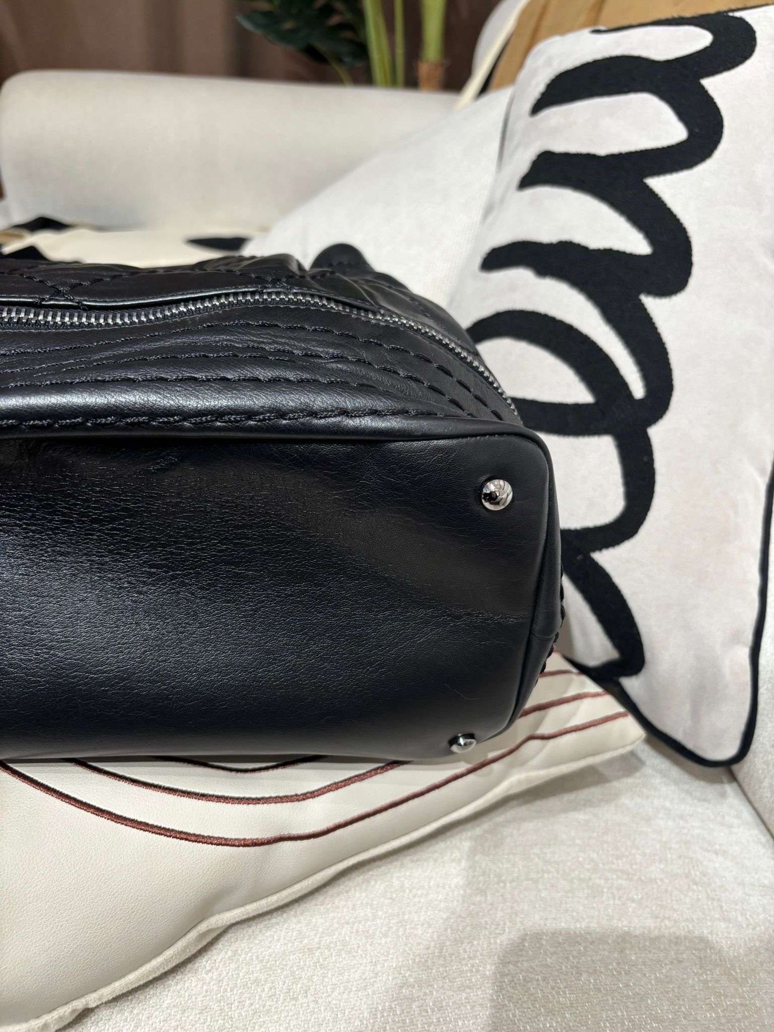 Chanel Shoulder Bag 黑色牛皮銀扣100%Authentic, 98%New ✅11Card ✅Dust bag